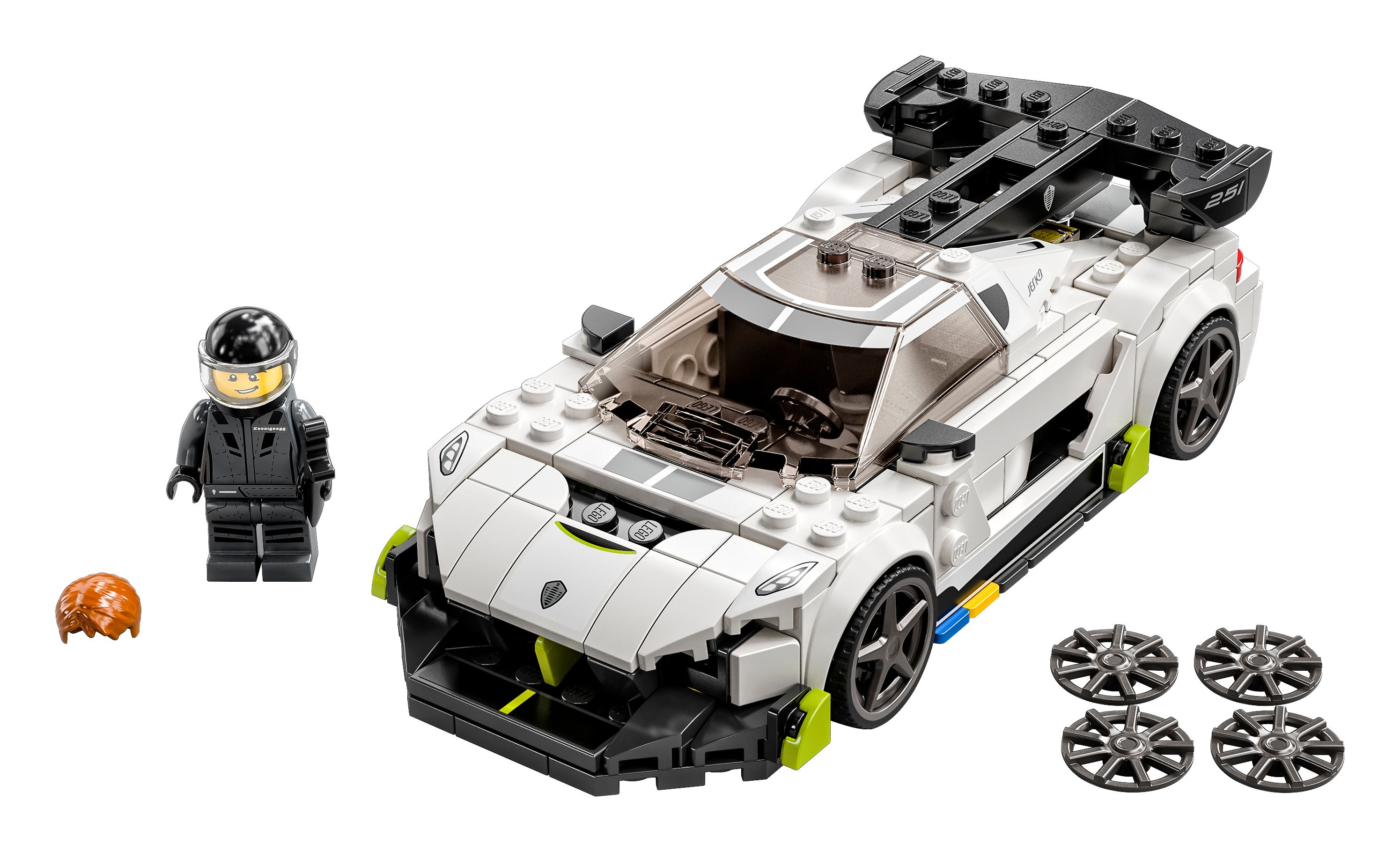 Lego Auto-Set mit weißem Sportwagen, Rennfahrerfigur und zusätzlichen Rädern auf weißem Hintergrund.