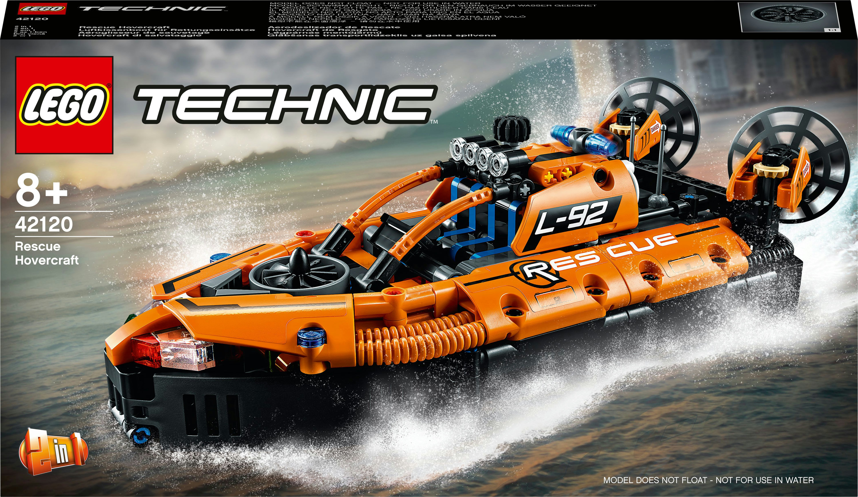 Ein Lego Technic orangefarbenes Rettungshovercraft-Modell im Wasser, vor weißem Hintergrund.