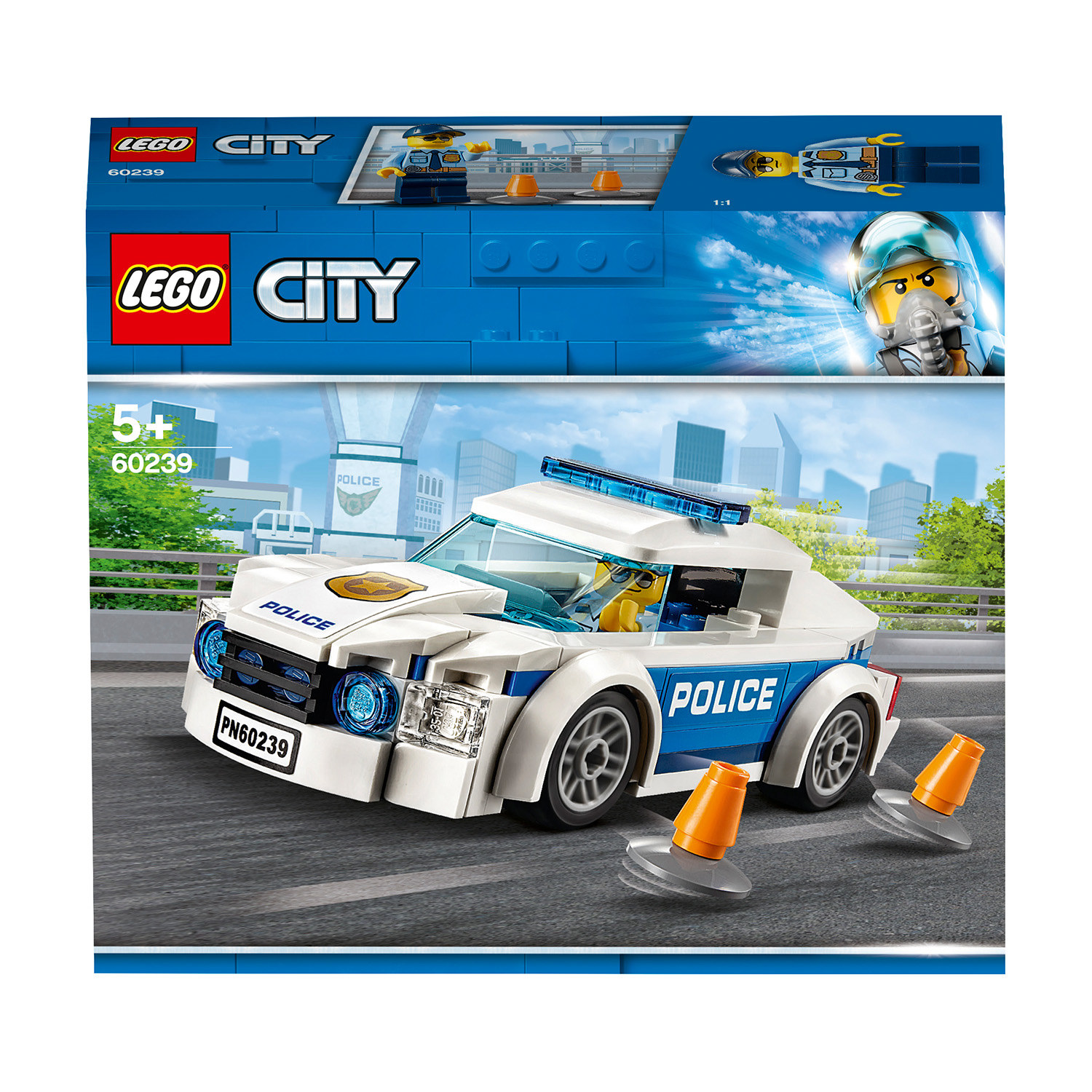 Lego City Polizeiauto mit Polizist-Minifigur und Leitkegeln. Blauer Himmel Hintergrund.