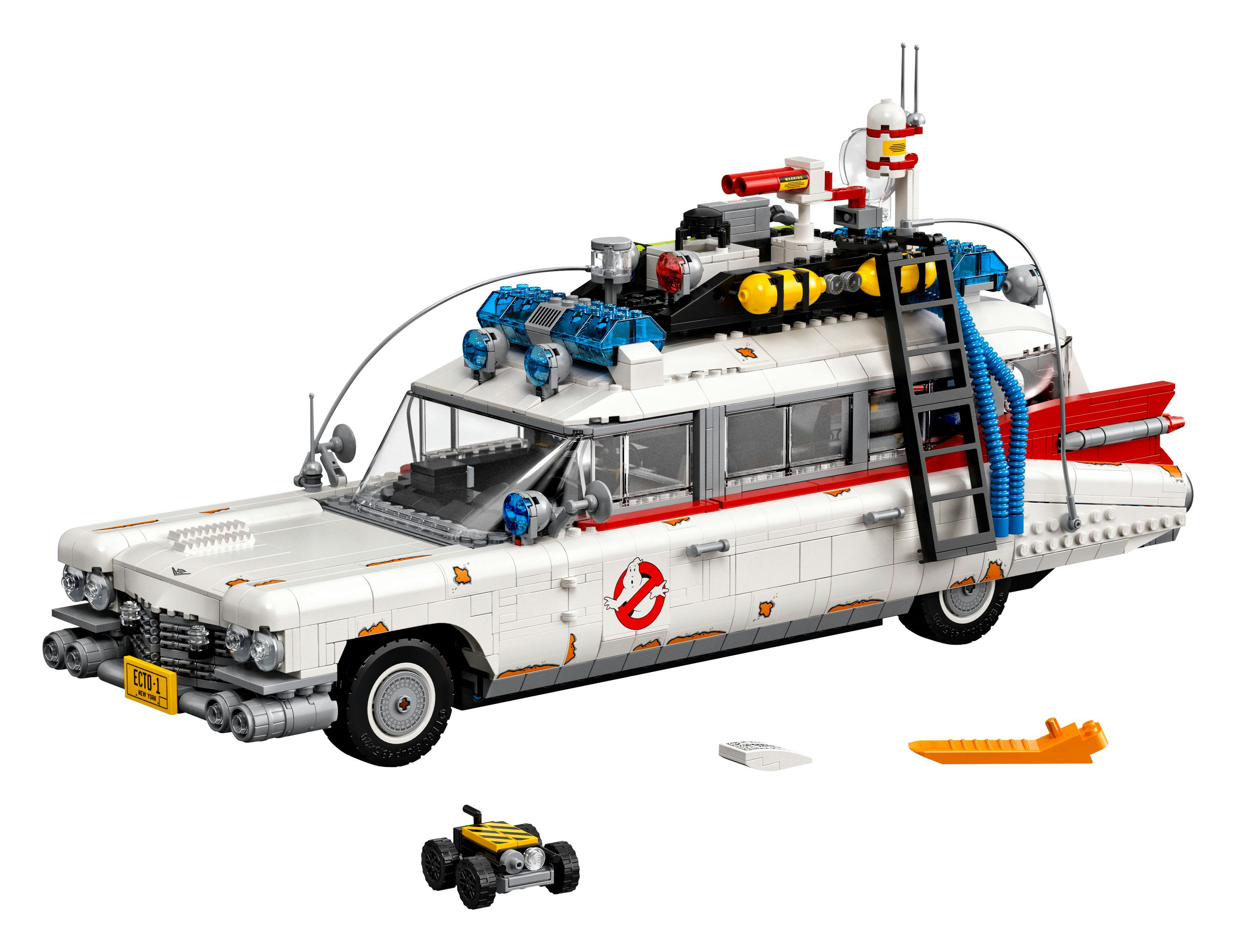 Samochód Lego Ghostbusters Ecto-1 z małym żółtym samochodem na ziemi i białym tłem.