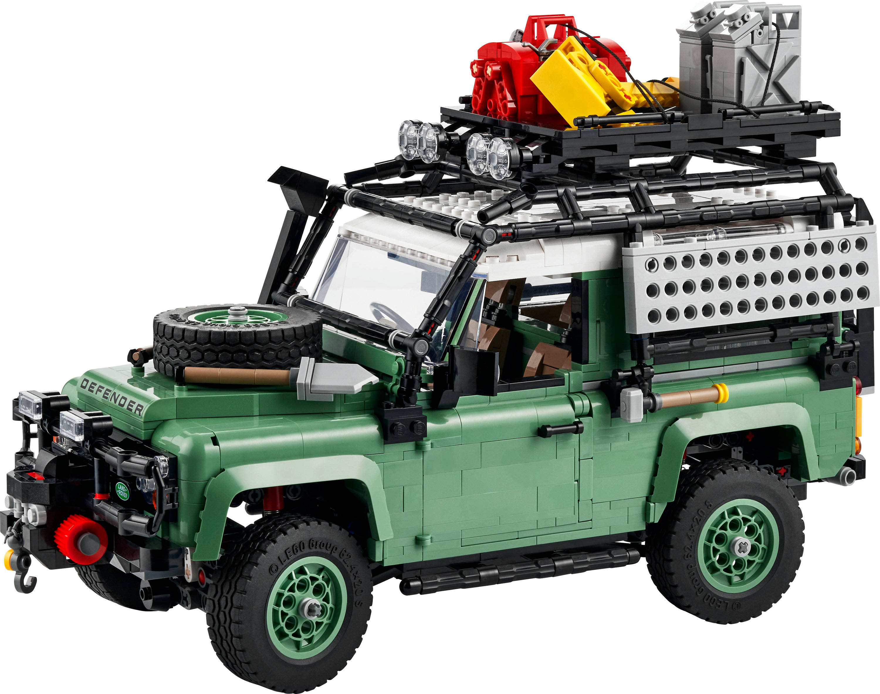 Model LEGO Land Rover Defender w kolorze zielonym z białym dachem, z zamontowanym sprzętem i akcesoriami.