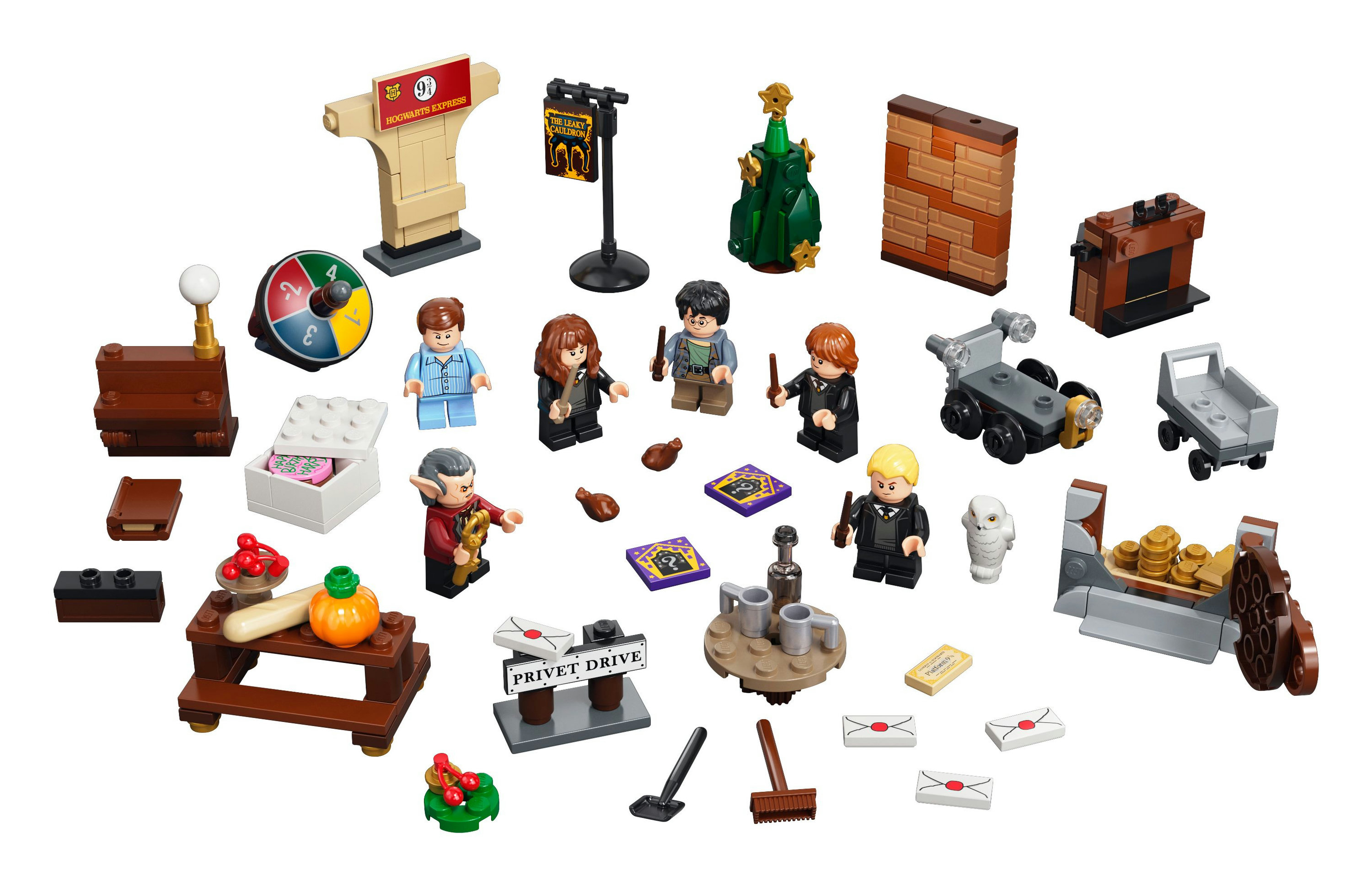 LEGO-Set mit Harry Potter-Figuren und verschiedenem Zubehör, einschließlich eines Hogwarts Express-Schildes und Briefen.