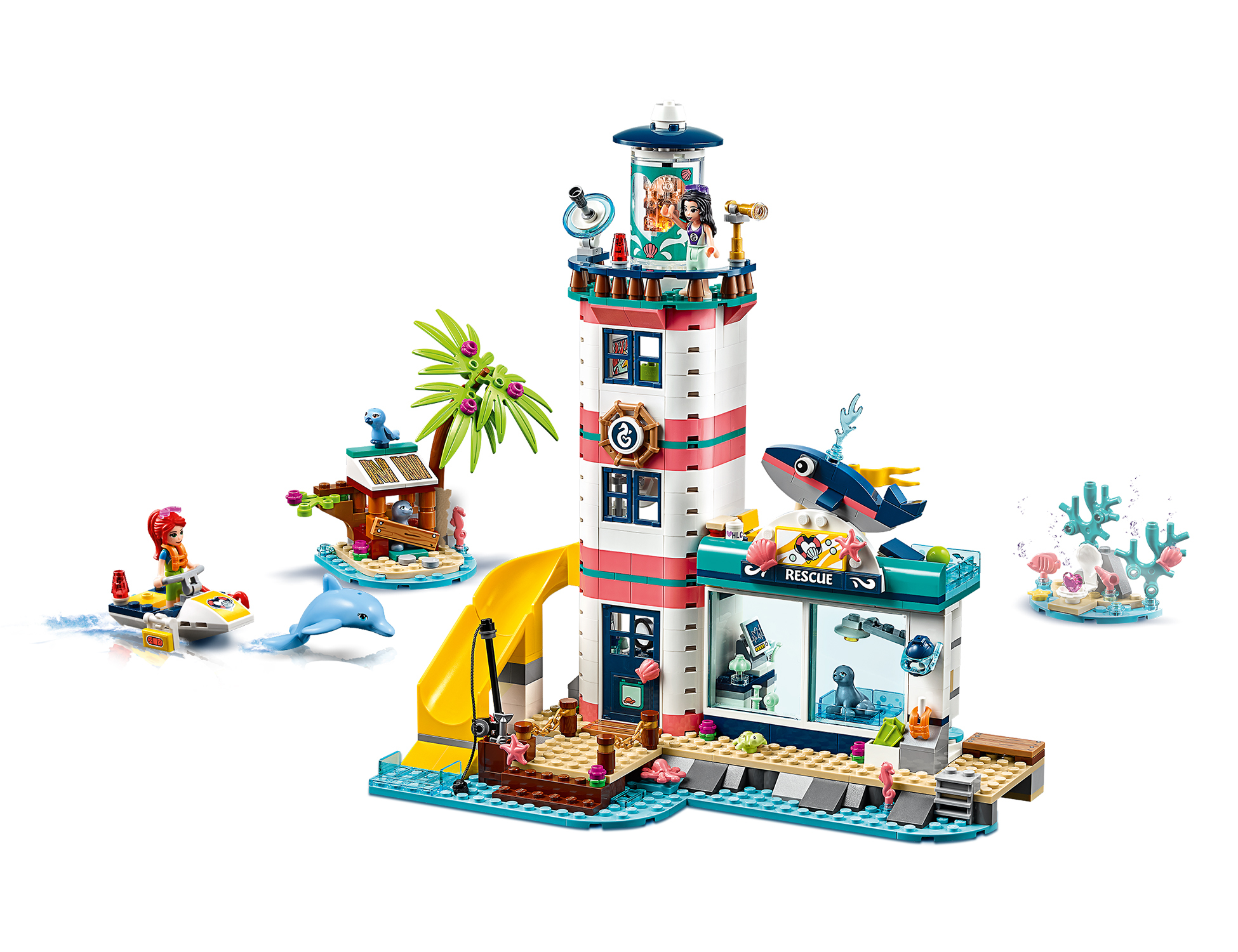 Lego-Set eines Leuchtturms mit Rettungszentrum, Boot und Lego-Figuren. Weißer Hintergrund.