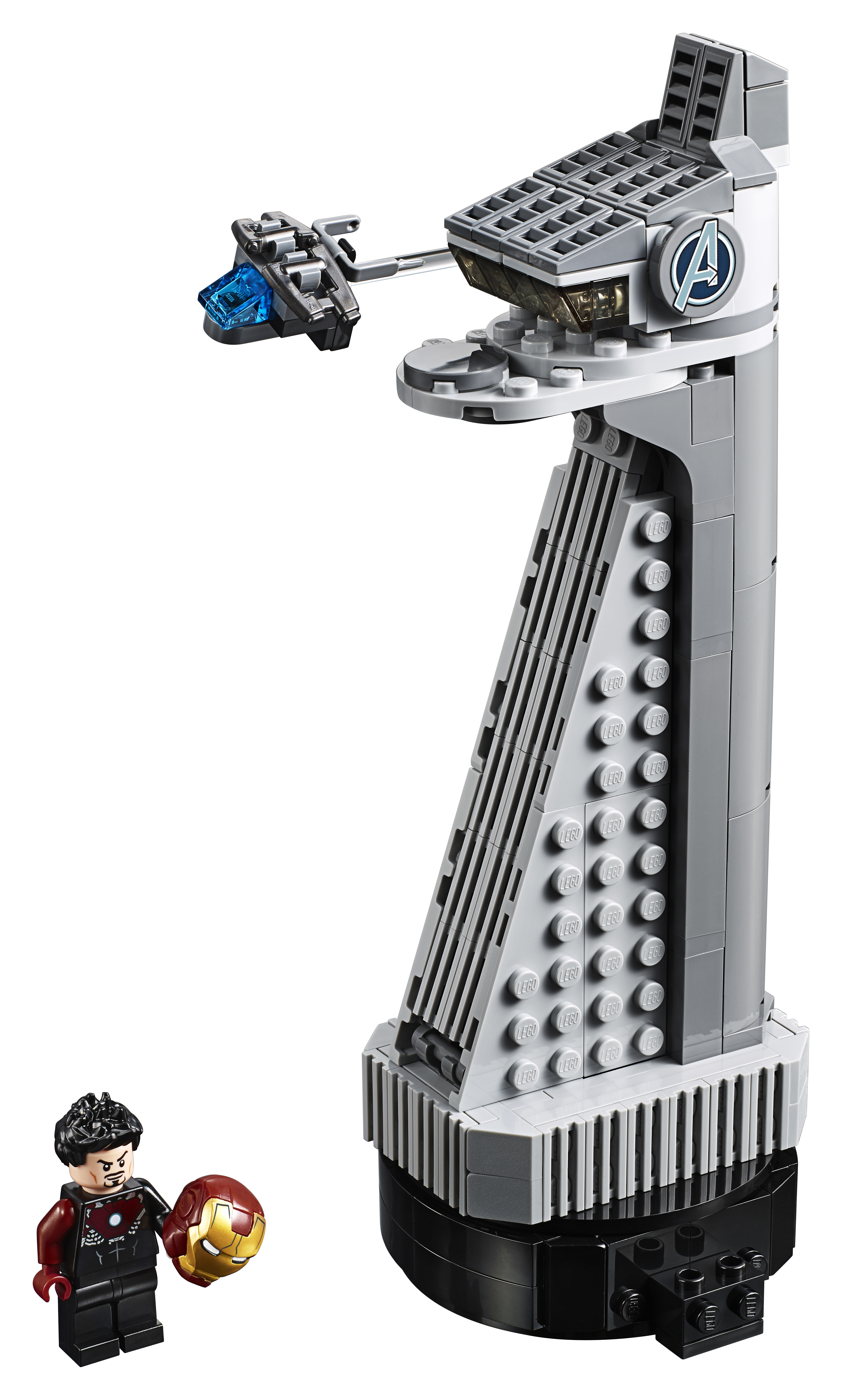 Set Lego: una torre alta con logo Avengers e piccolo aereo. Figura di Iron Man inclusa.