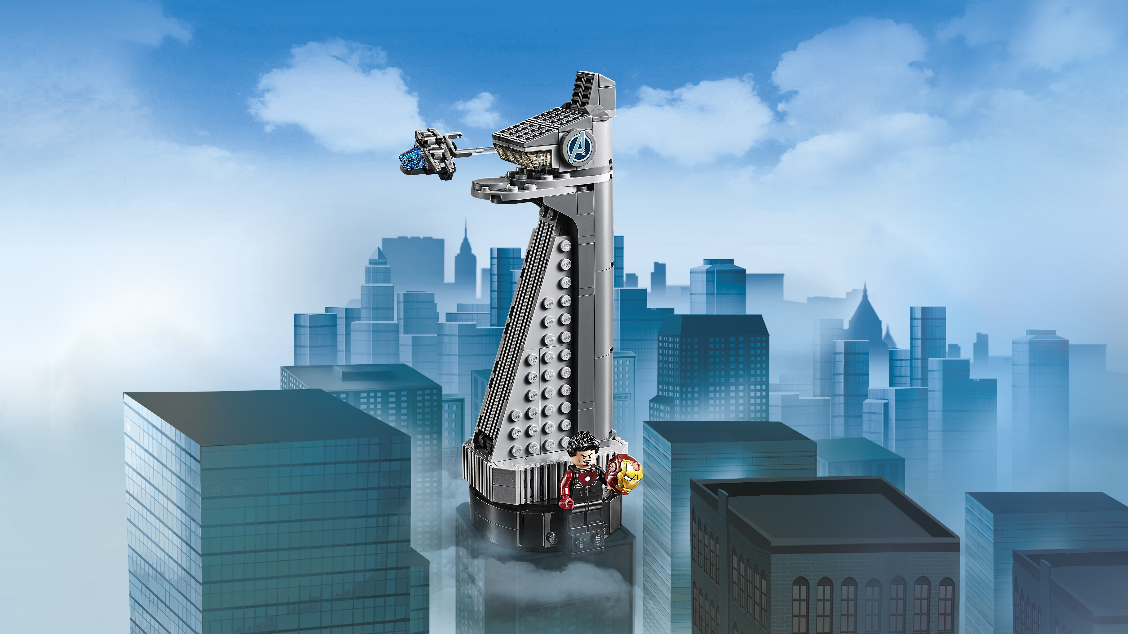 Set Lego Torre dei Vendicatori in uno skyline cittadino con cielo nuvoloso.
