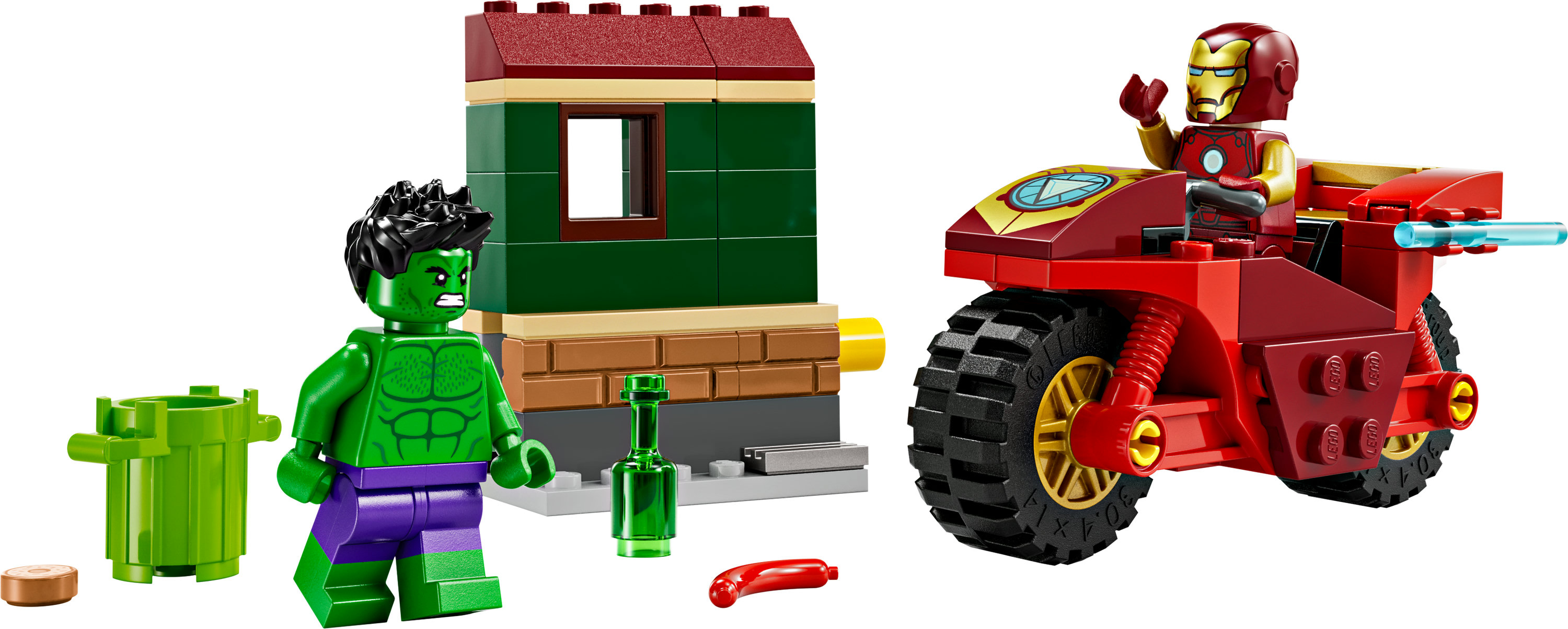 Lego Hulk i Iron Man na motocyklu, zielony budynek i inne klocki Lego.