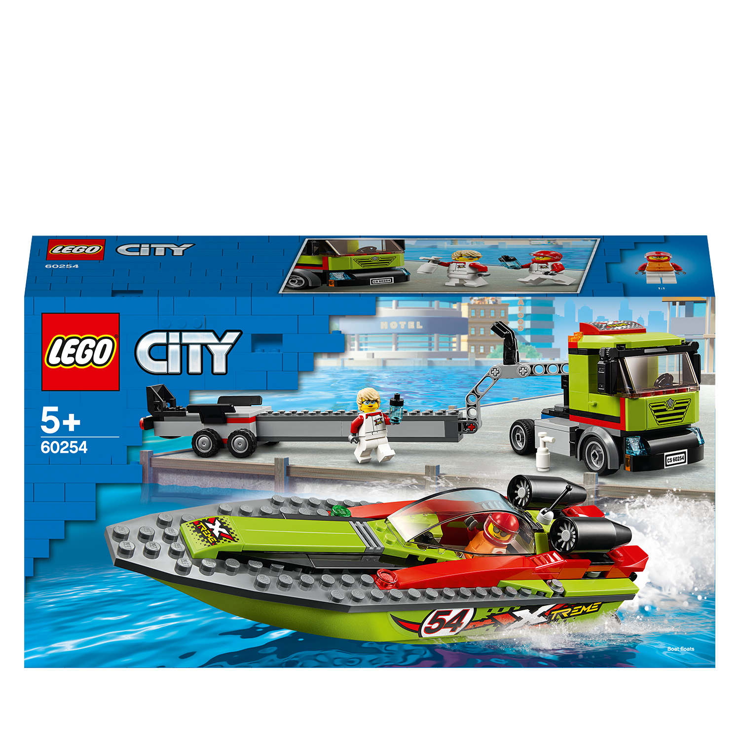 Il set Lego City mostra una scena di corsa in barca con un camion, un rimorchio e personaggi su sfondo blu.
