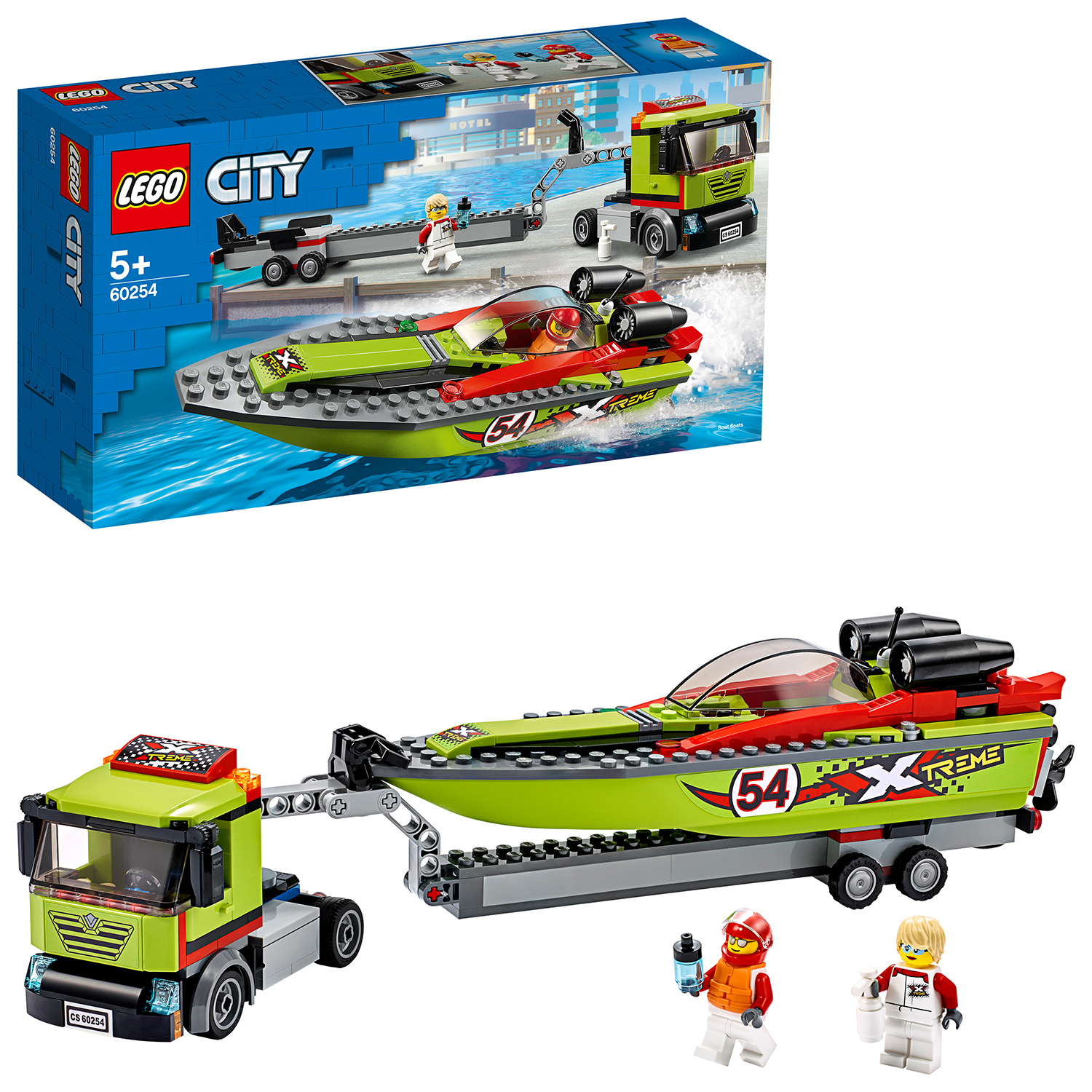 Un set LEGO City con una barca verde e rossa, un camion e minifigure. La scena è sull'acqua.