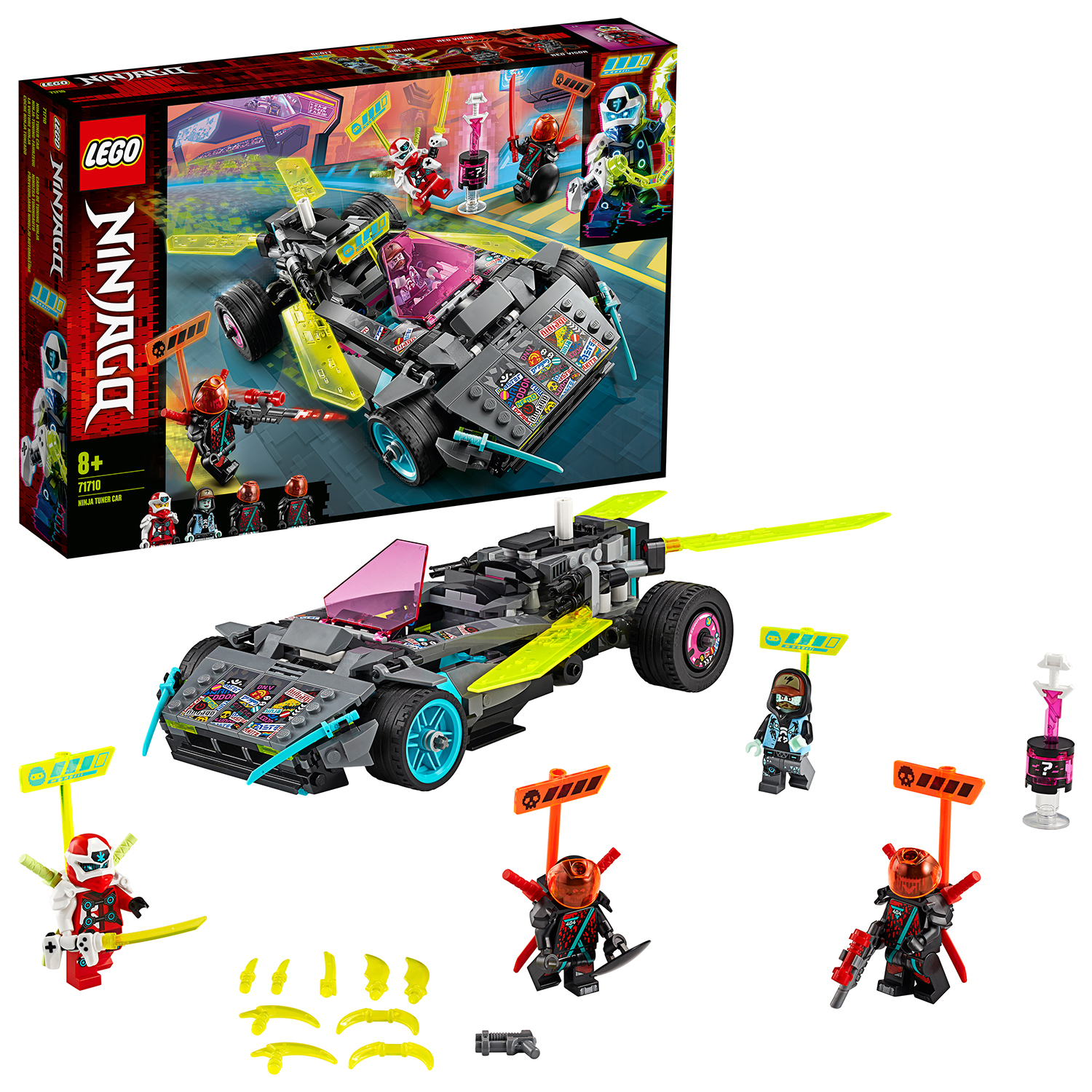Beyaz zemin üzerinde bir araba, minyatürler ve aksesuarlar ile Lego Ninjago seti.