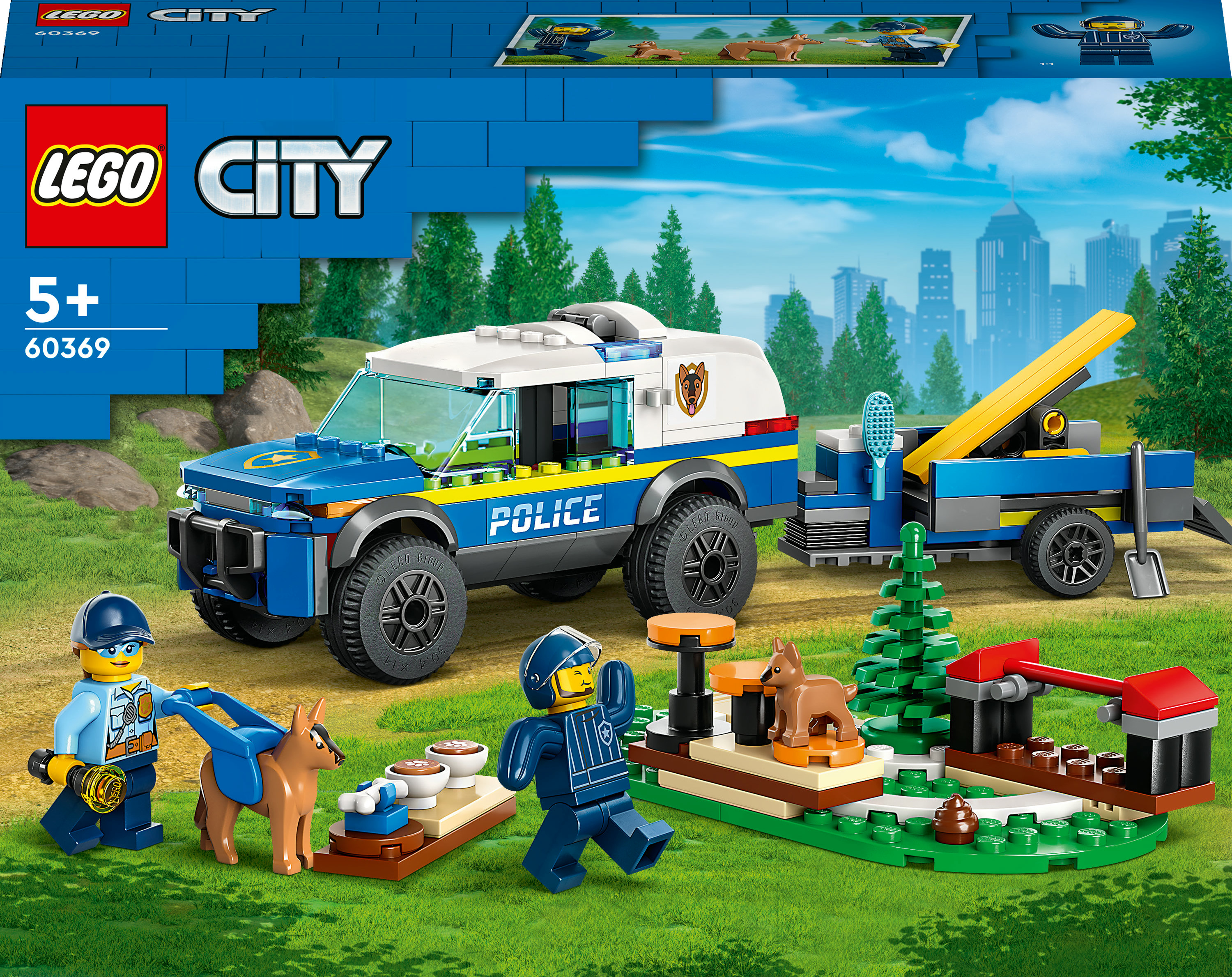 Lego City polis seti, mavi bir polis arabası, bir römork ve köpeklerle Lego figürleri gösteriyor. Yeşil çimenler ve ağaçlar görülüyor.