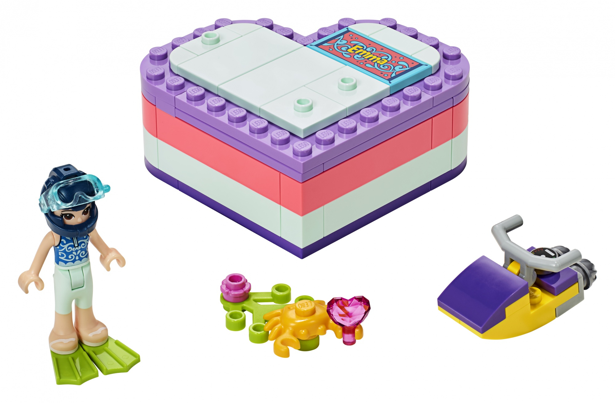 Lego-Set mit einer herzförmigen Box, einer Minifigur mit Tauchausrüstung und einem kleinen gelben Roller mit Herz.
