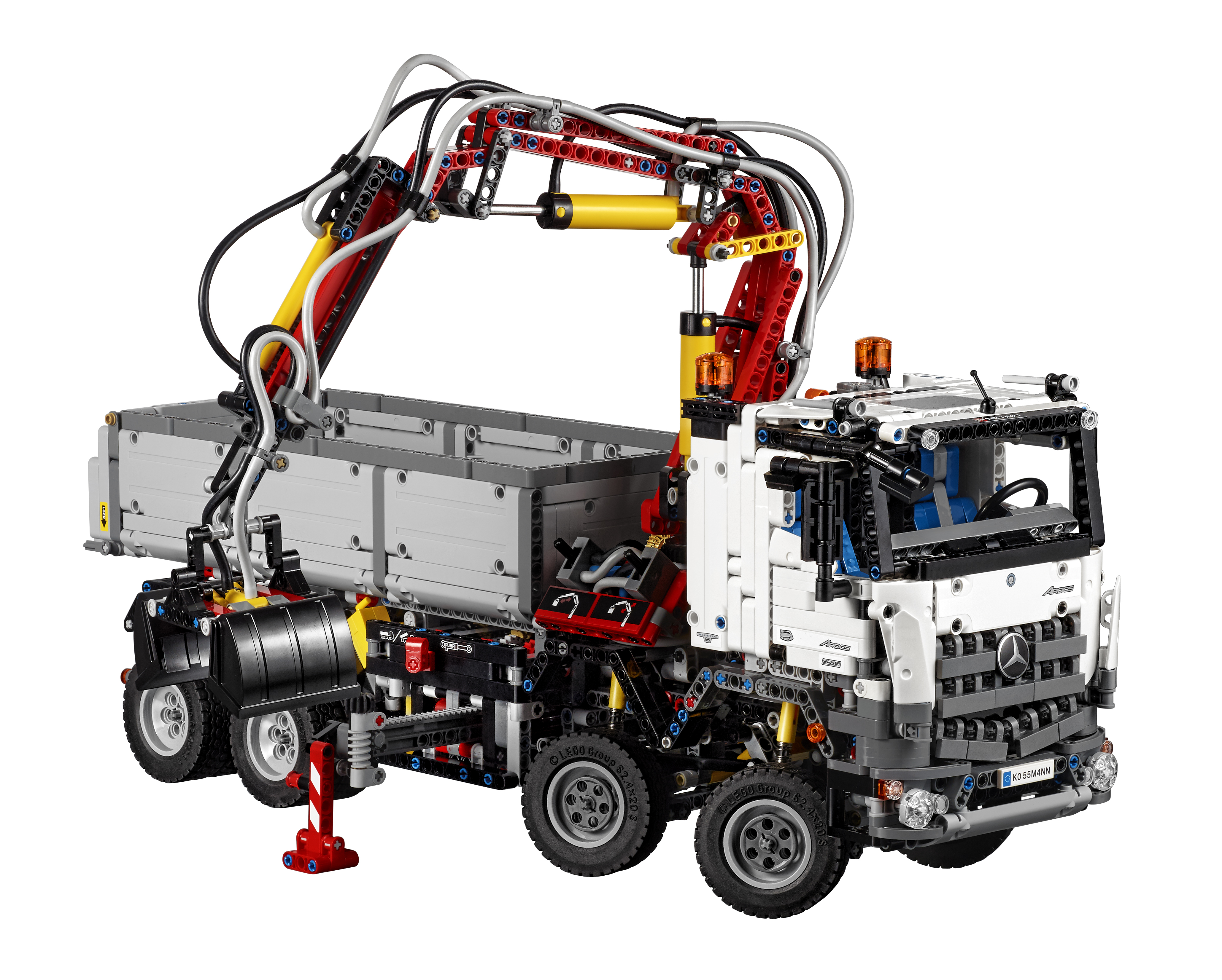 Camión Lego Technic Mercedes. El camión es blanco, con un brazo de grúa rojo y un contenedor de almacenamiento negro.