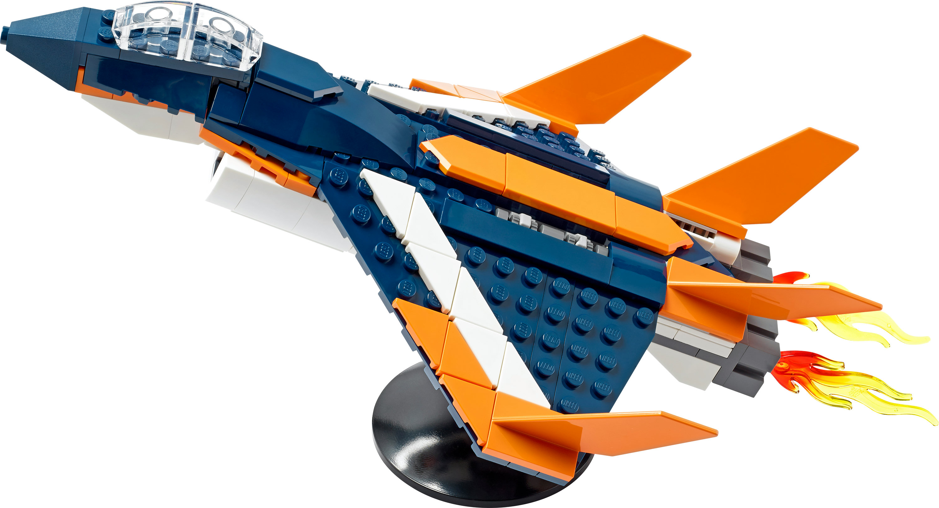 Modelo de avión a reacción Lego en colores azul, blanco y naranja sobre fondo blanco.