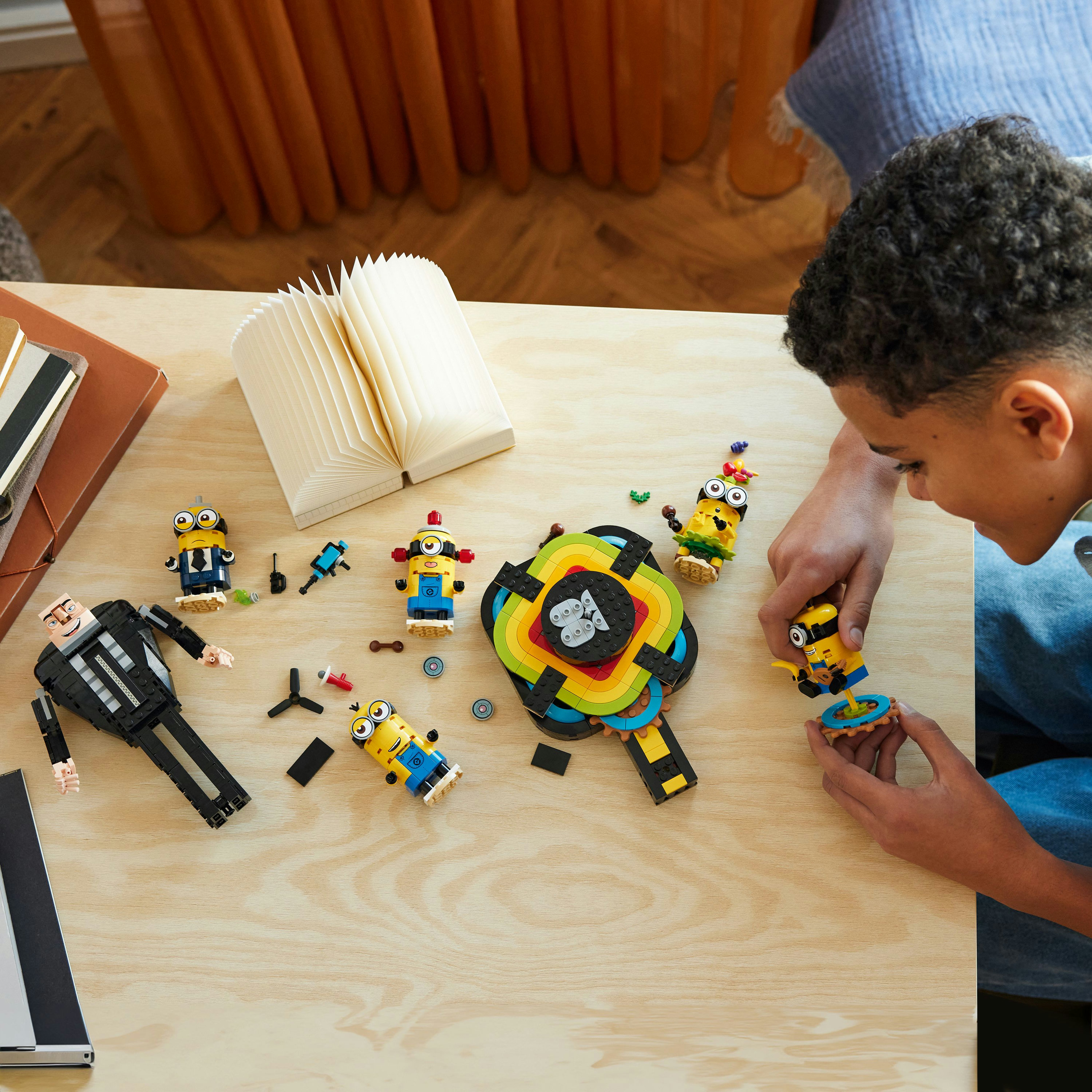 Zestaw Lego Minions z figurkami Minionków, klockami konstrukcyjnymi i stołem.