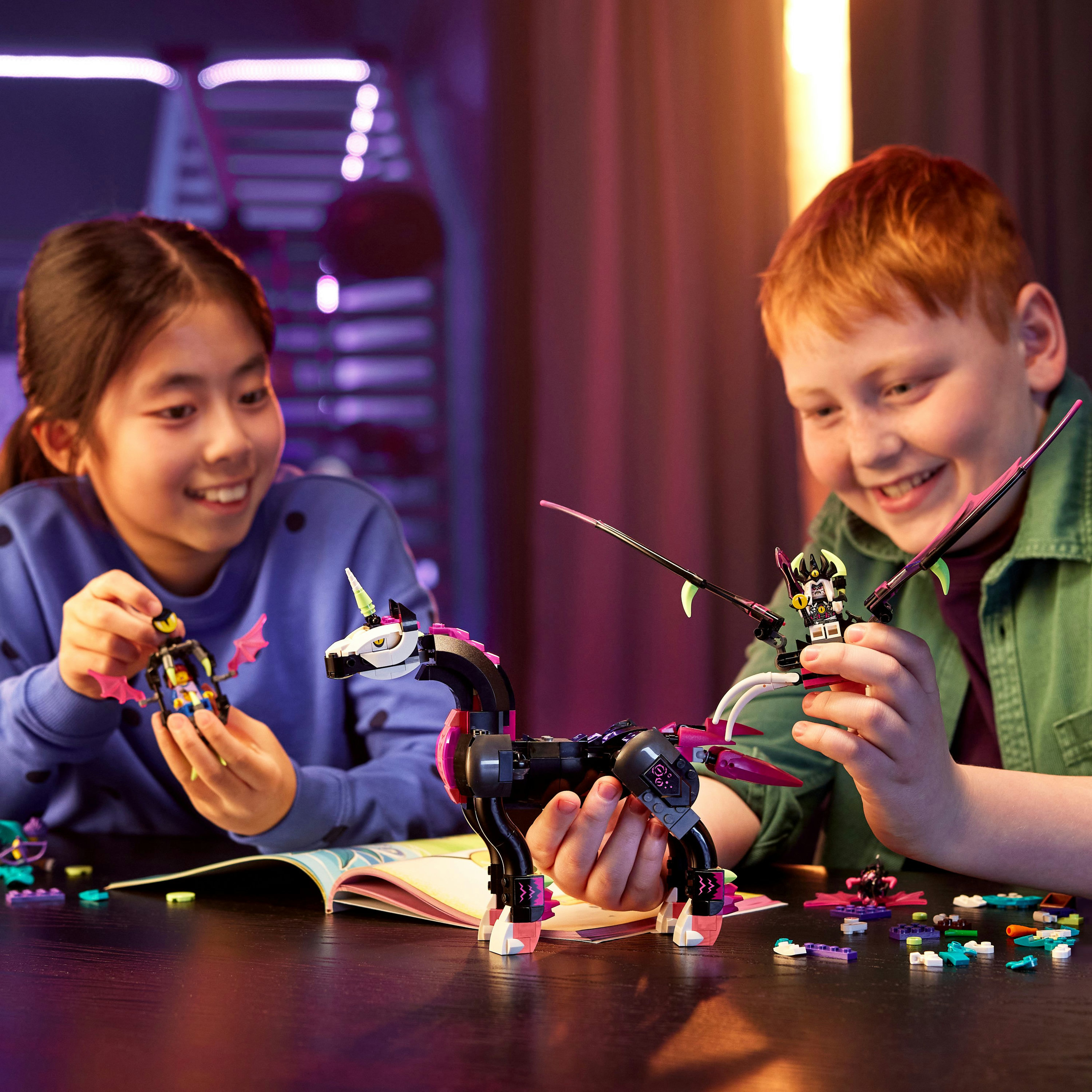 Twee kinderen bouwen Lego sets, een met een zwart eenhoorn, de ander met een klein figuur.