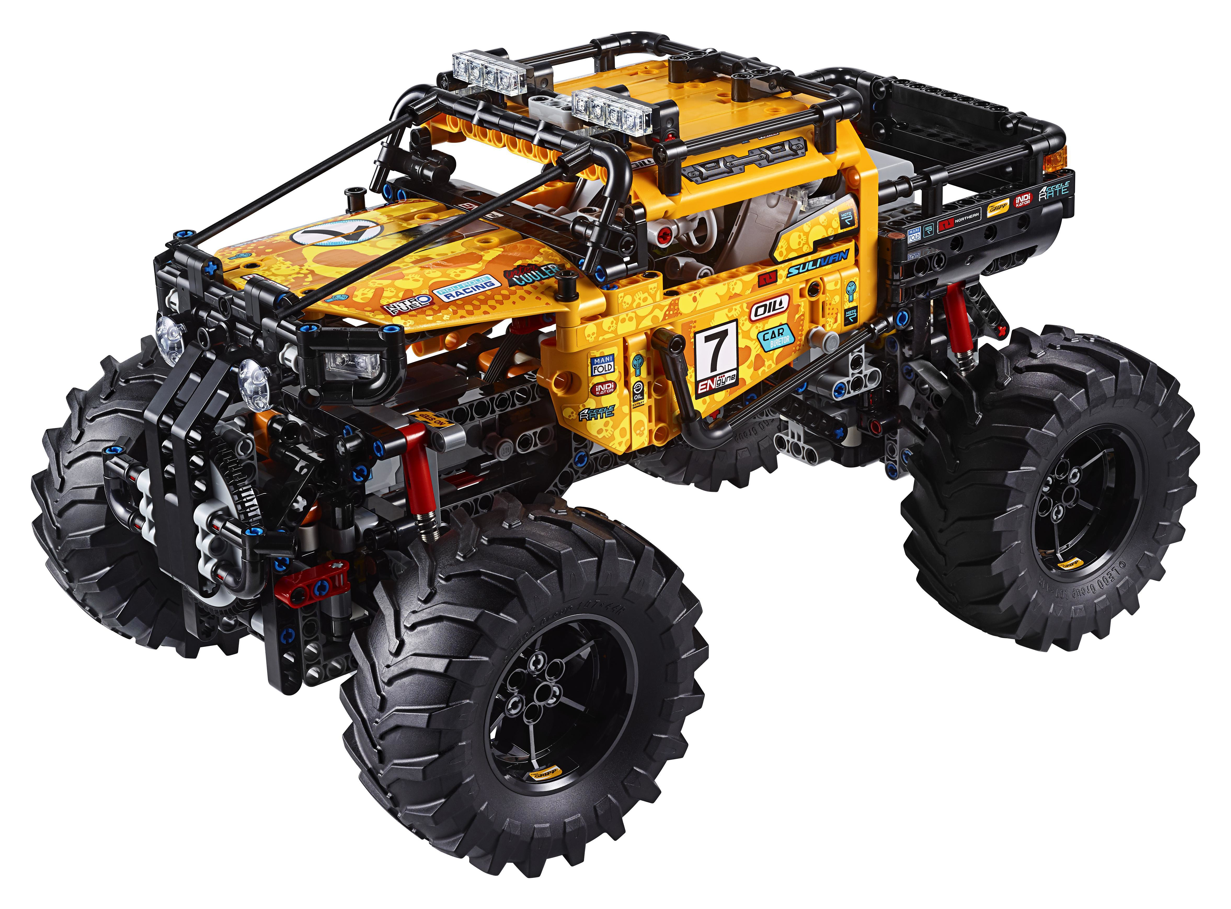 Żółta ciężarówka LEGO Technic z dużymi czarnymi oponami.