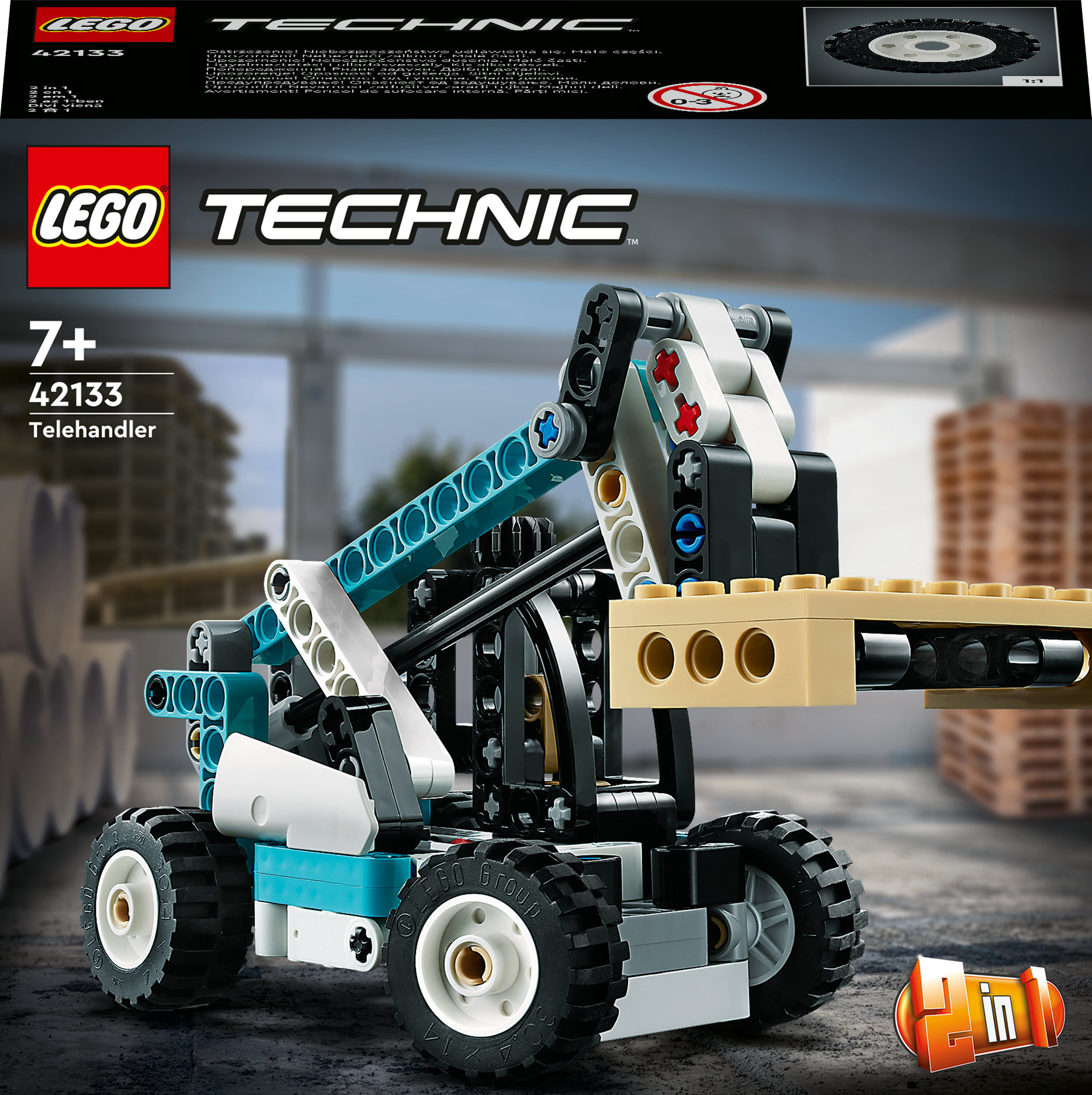LEGO Technic Telehandler-Modell. Es hat blaue und weiße Teile, schwarze Reifen und einen Hubarm, der auf einem verschwommenen Hintergrund steht.