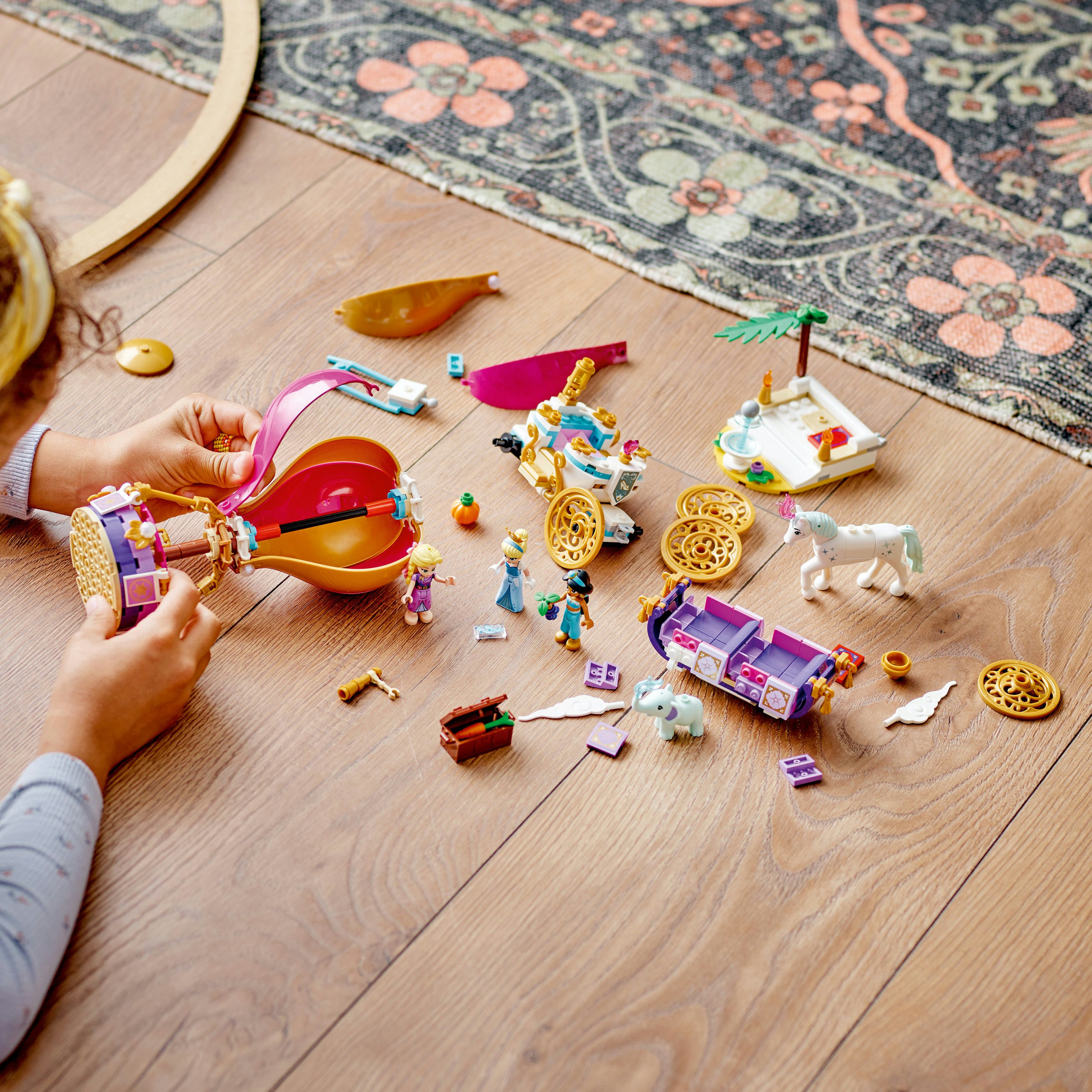Zestaw Lego na drewnianej podłodze z figurkami i elementami.