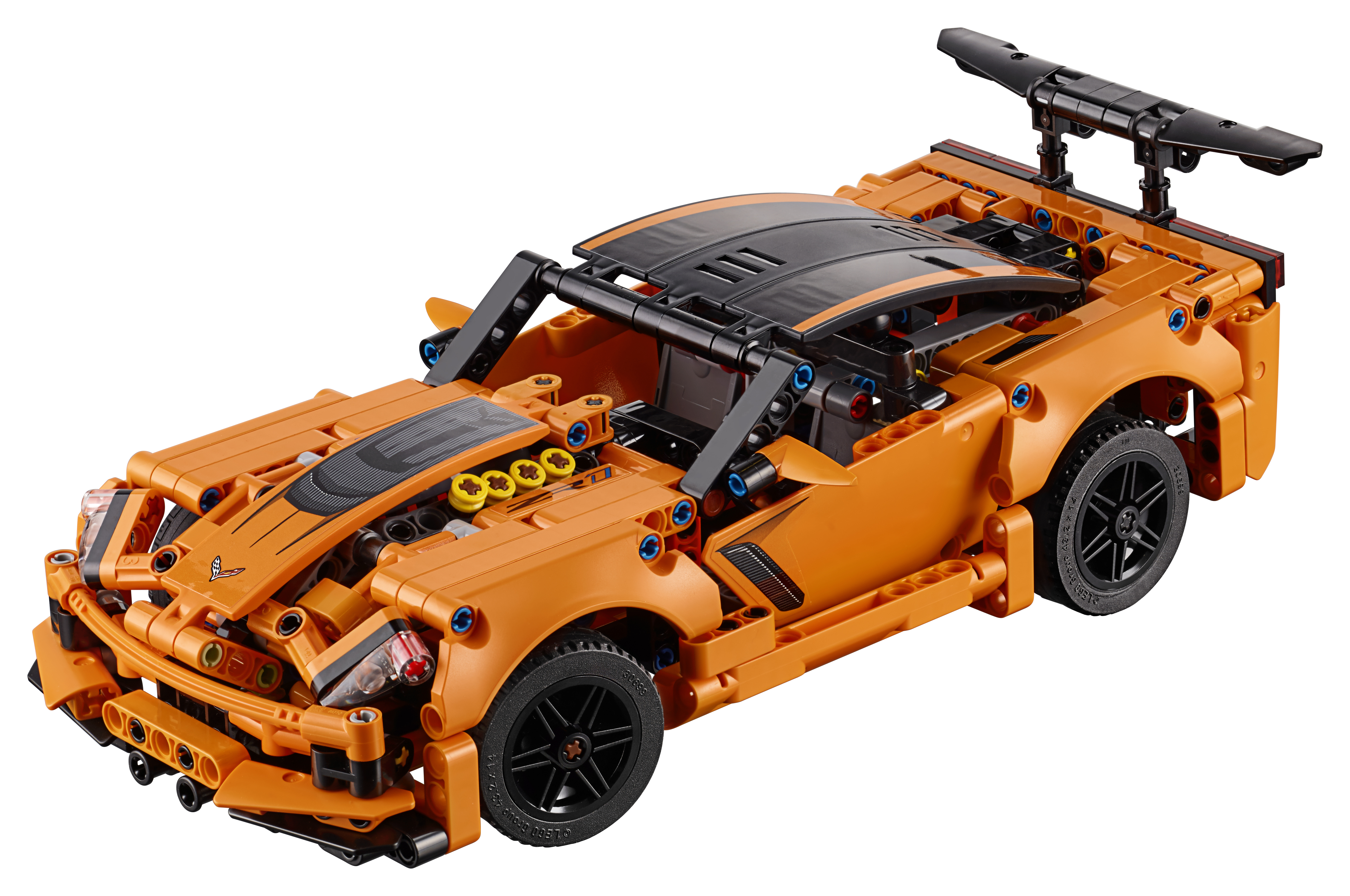 Un'auto sportiva Lego arancione con ruote nere e uno spoiler nero. L'auto è dettagliata e ha un aspetto sportivo.