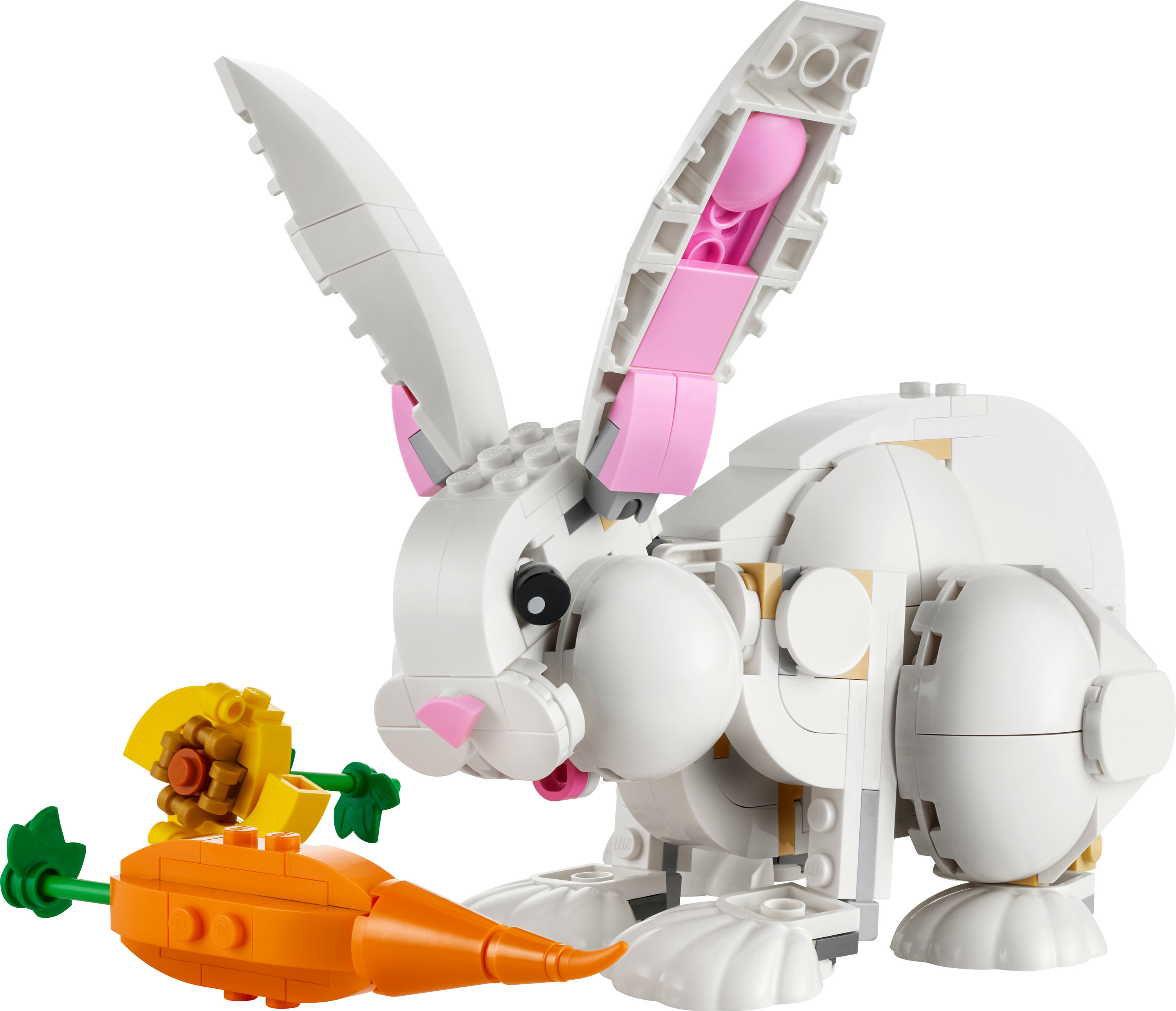 Weißer Lego-Hase mit Karotte. Der Hase isst die Karotte.