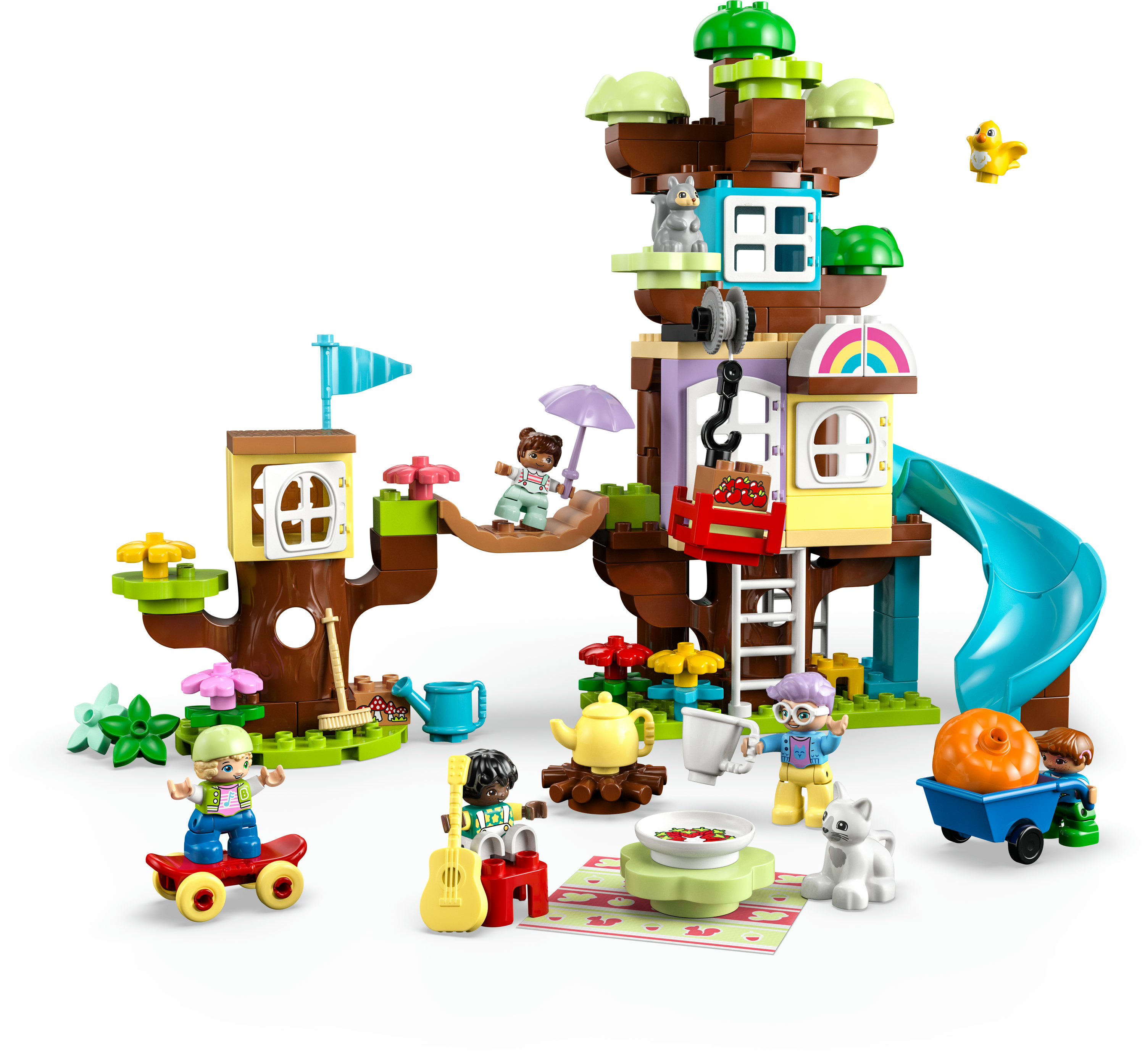 Eine farbenfrohe Lego-Baumhaus-Szene mit Figuren, Rutsche, Schaukeln und einer Teeparty.