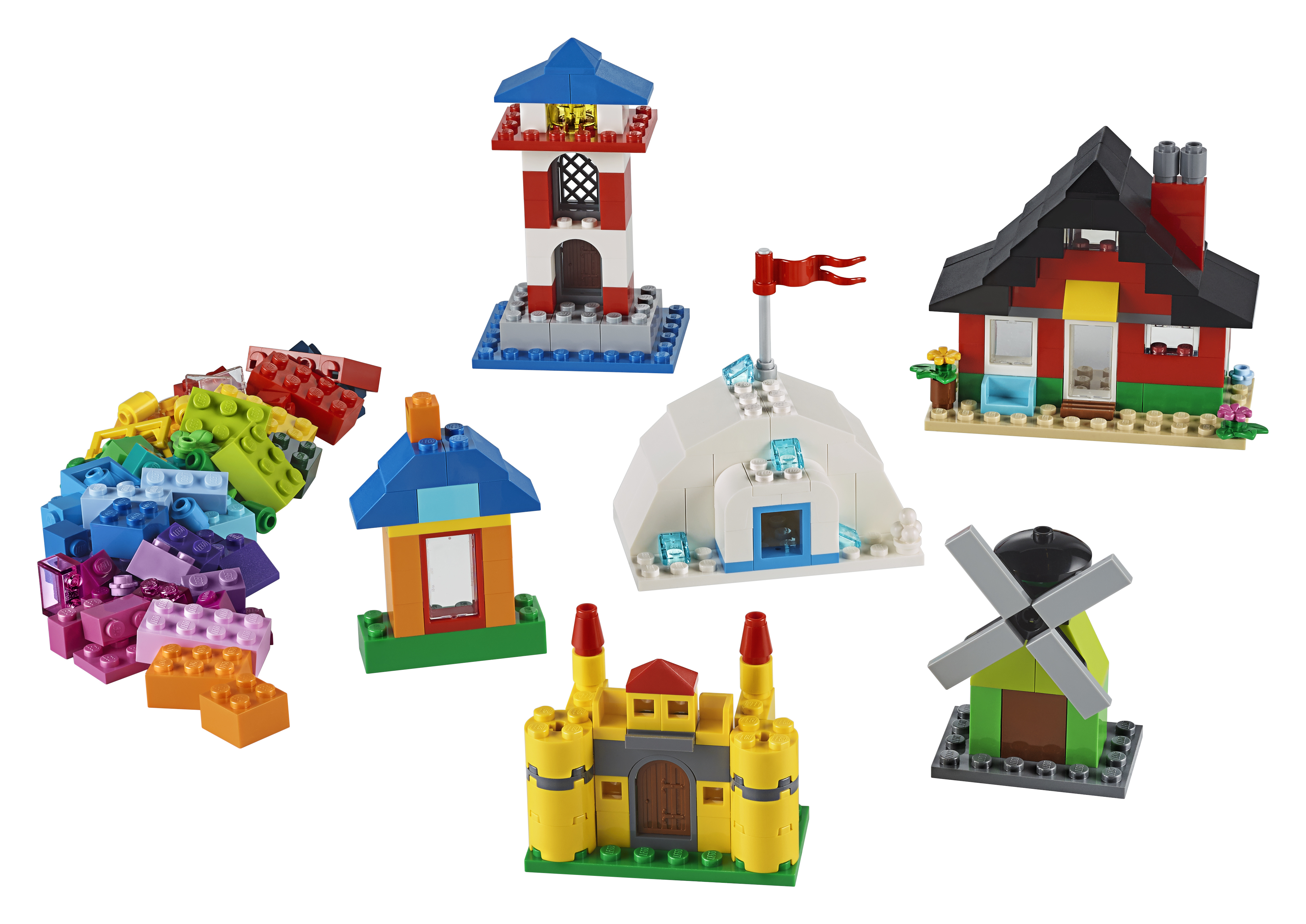 Verschiedene Lego-Strukturen: Leuchtturm, Haus, Burg, Windmühle und ein Regenbogen aus Steinen.