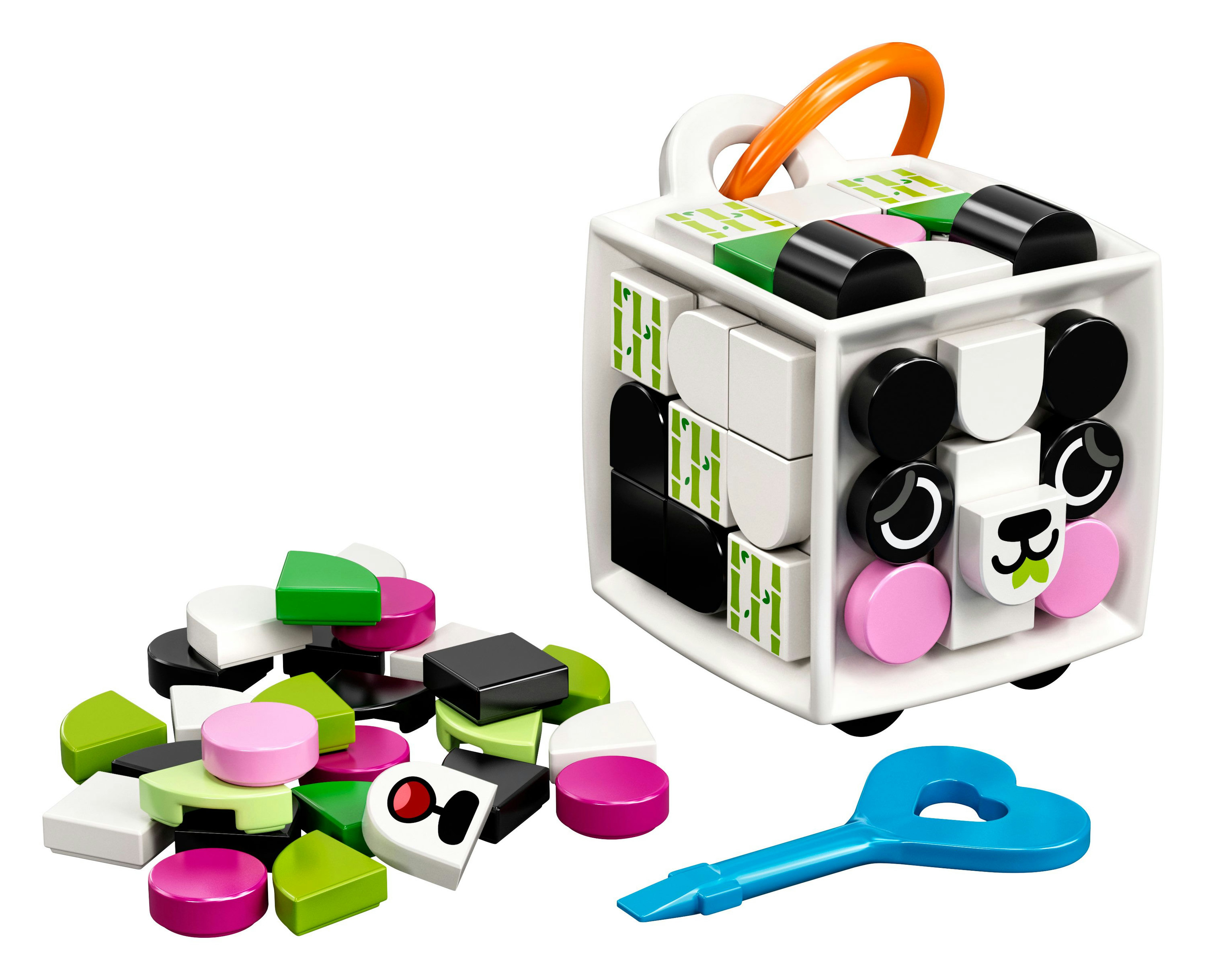 Lego-Set eines Panda-Kopf-Würfels mit verstreuten Blöcken und einem blauen herzförmigen Schlüssel.