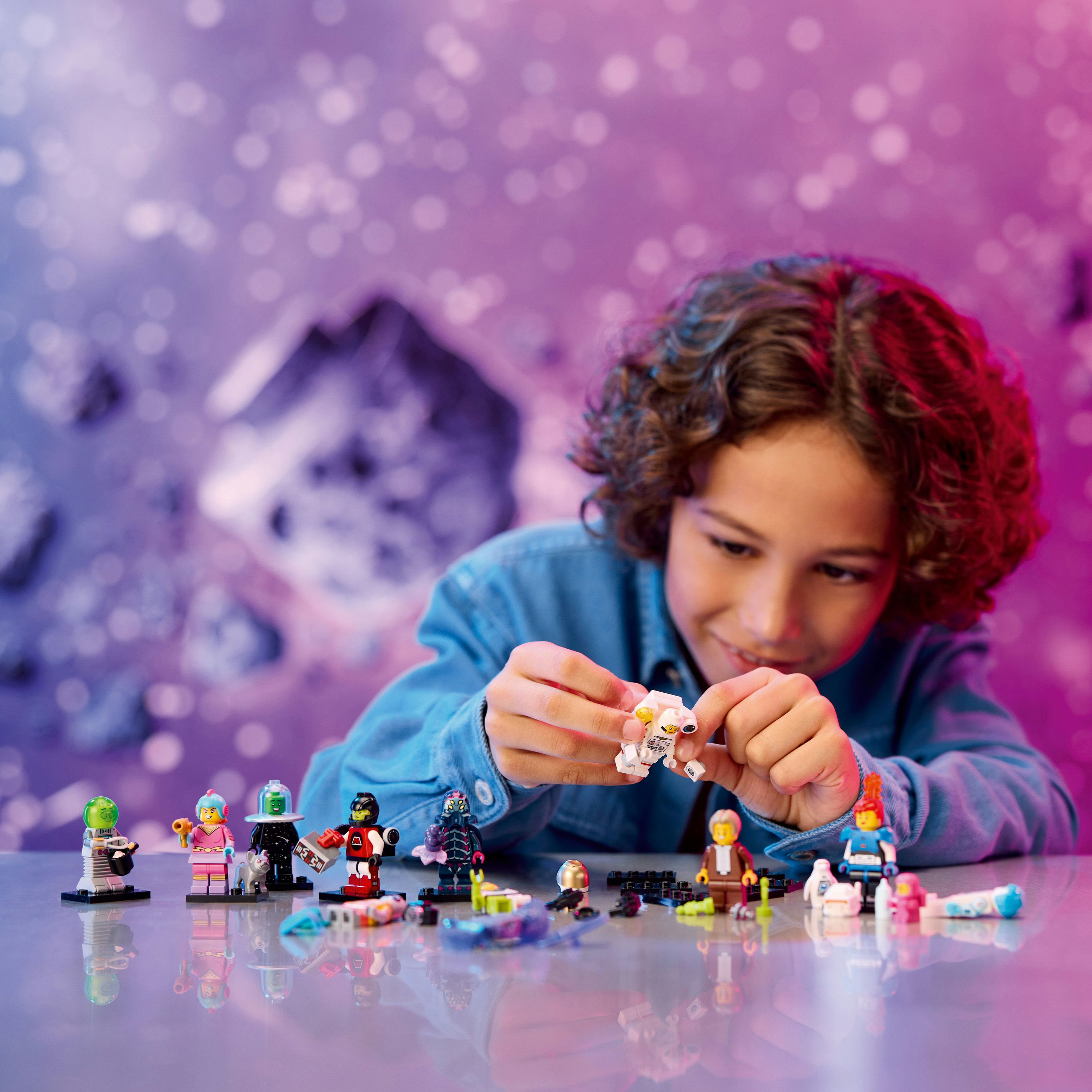 Un ragazzo sta giocando con i personaggi Lego. I personaggi sono in una varietà di colori e design.