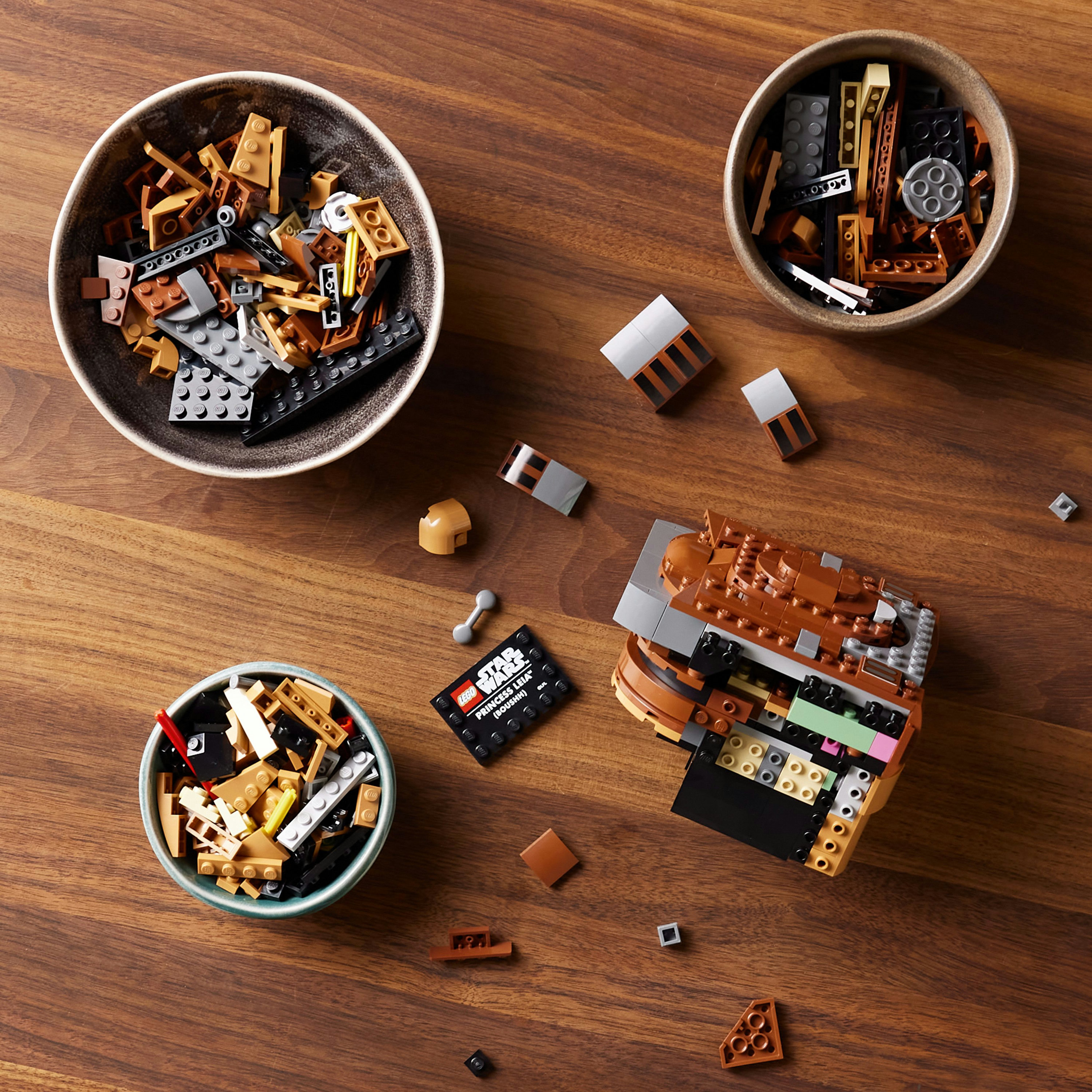 Klocki Lego w miskach, z częściowo zbudowaną konstrukcją Lego.