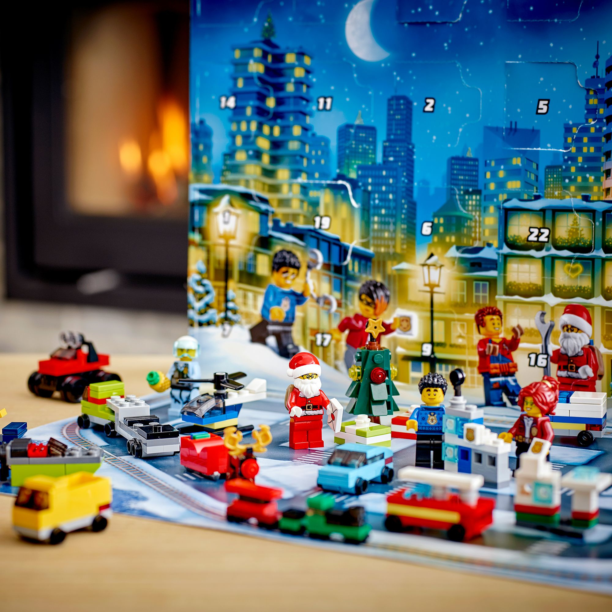 Ein LEGO City Adventskalender mit Stadtszene und verschiedenen Figuren und Zubehör.