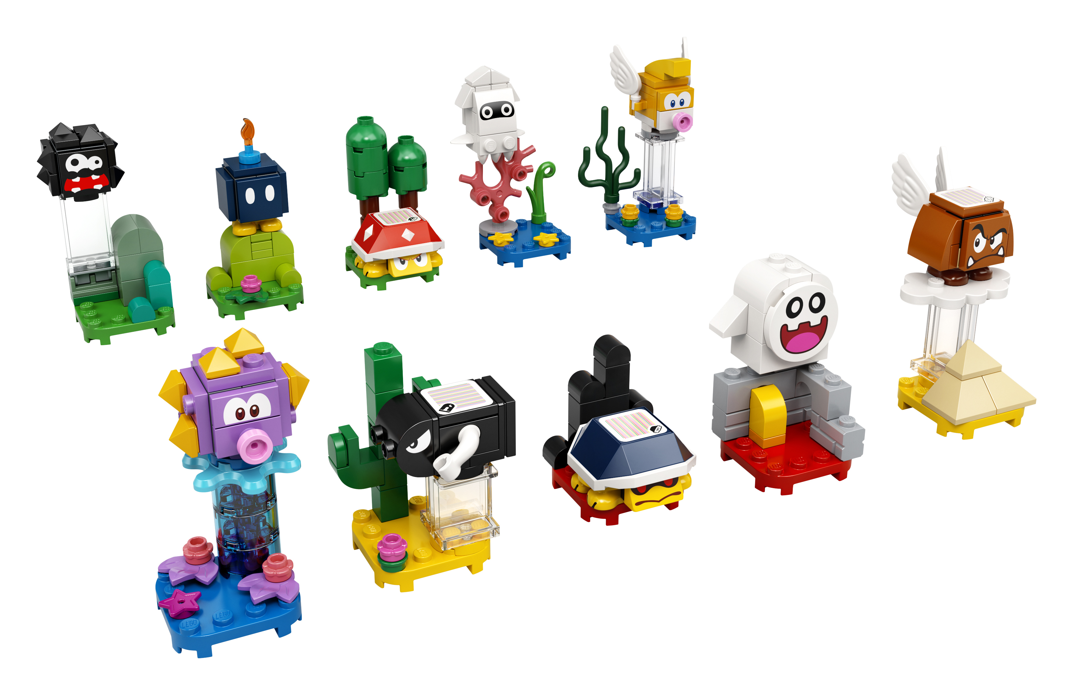 Varie figure Lego Mario, ciascuna su un supporto unico. Includono personaggi come la Pianta Piranha.