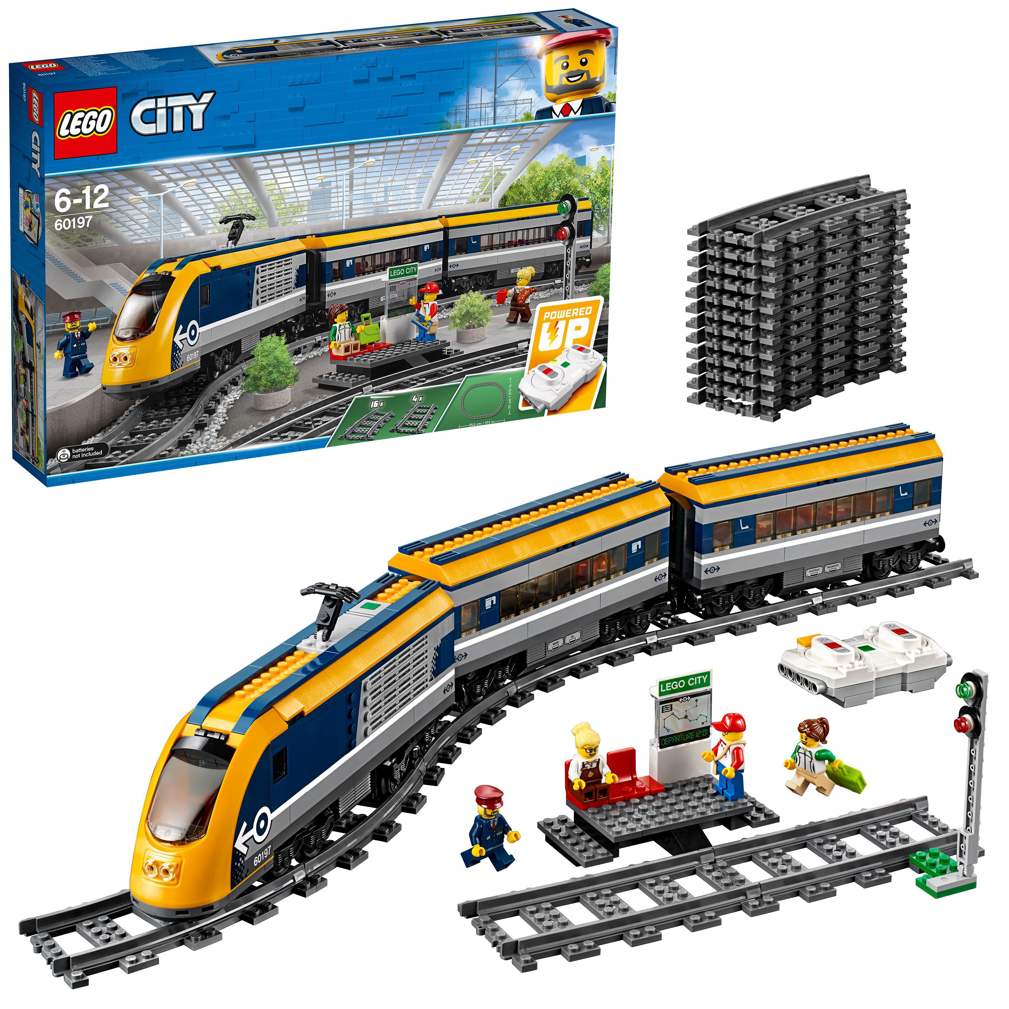 Zestaw pociągu Lego City z pociągiem, torami, figurkami i stacją.