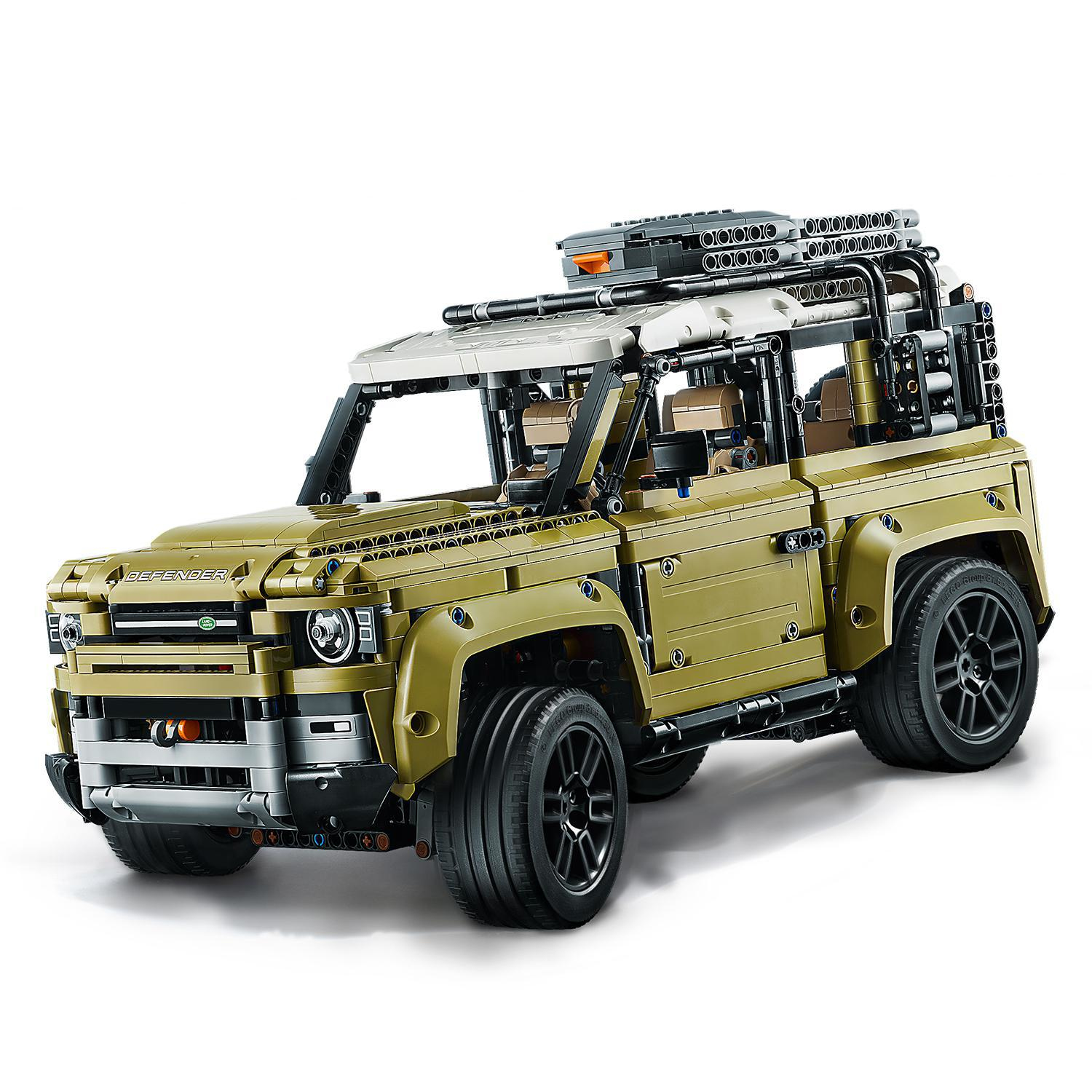 Model Lego Land Rover Defender. Model jest oliwkowozielony z czarnymi oponami i bagażnikiem dachowym.