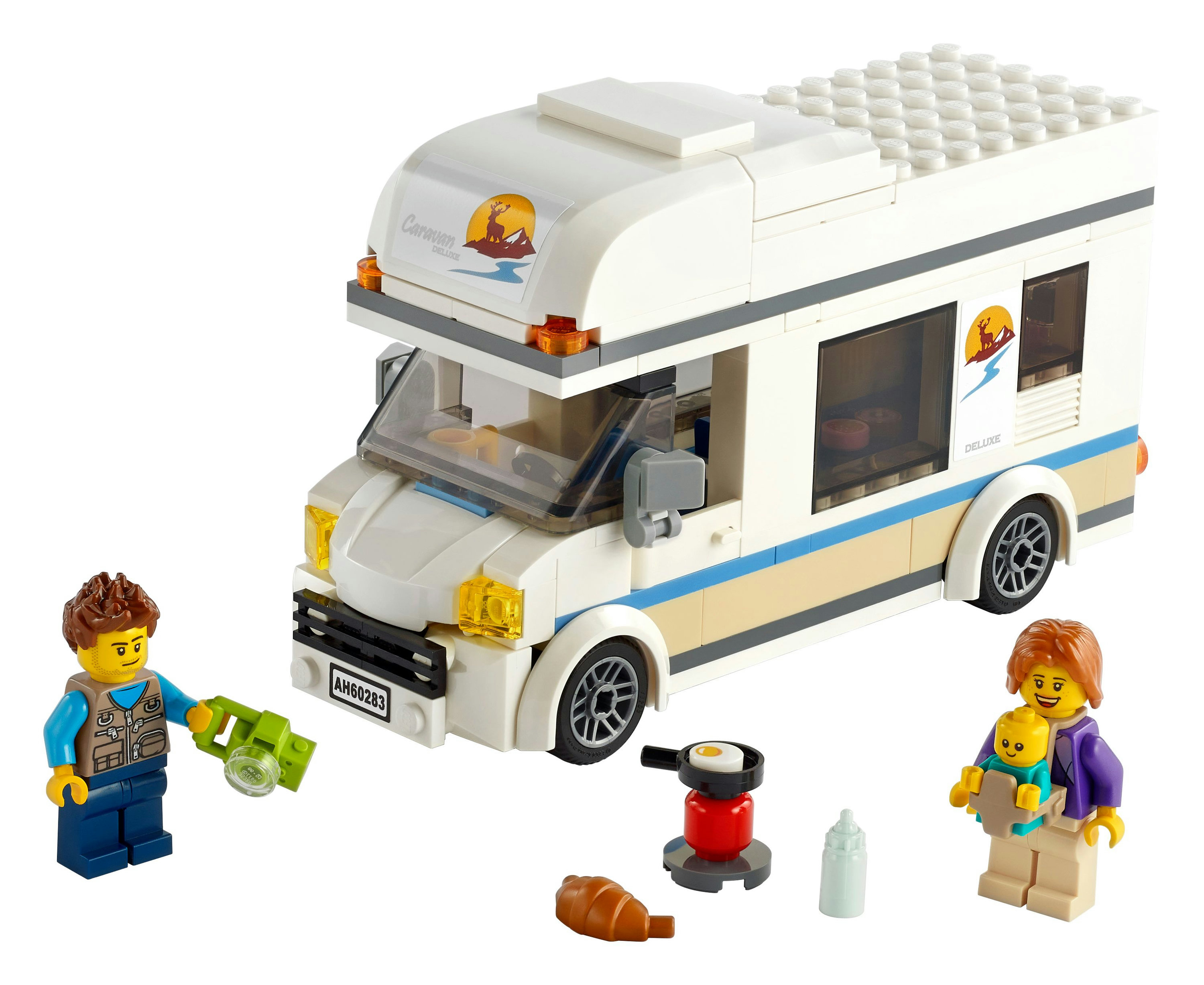 Lego City camper set met een gezin, accessoires zoals een koekenpan en een croissant, op een witte achtergrond.