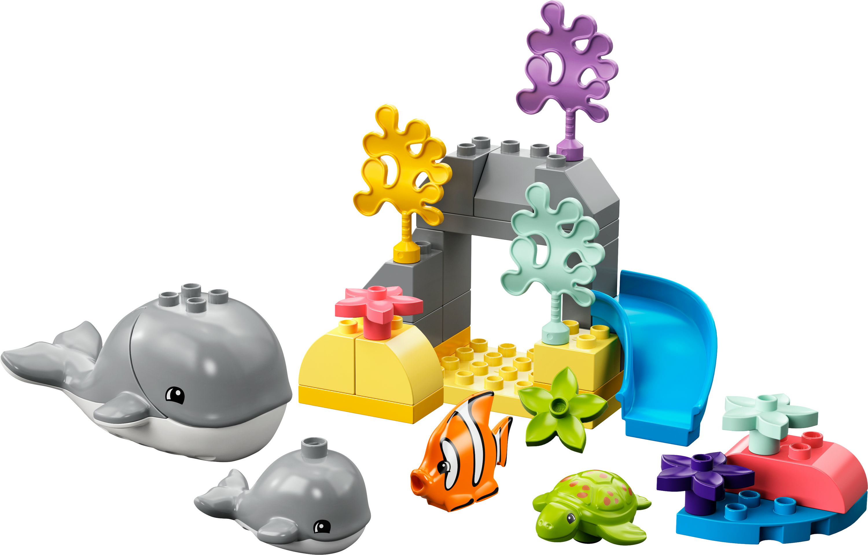 Lego Duplo Unterwasserszene mit Wal, Delfinen und Fischen. Blaue Rutsche. Weißer Hintergrund.