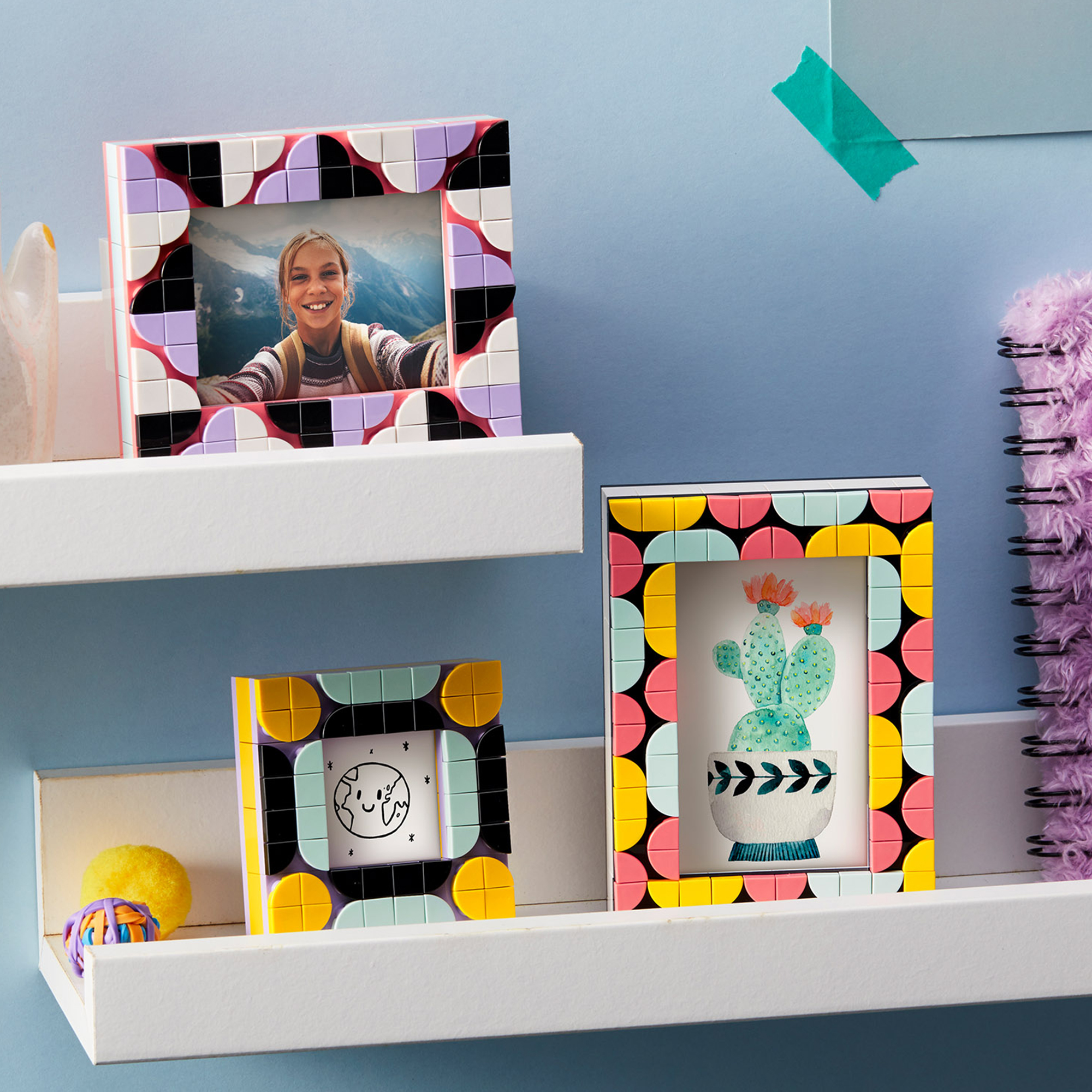 Tre cornici LEGO con immagini diverse e design colorati.