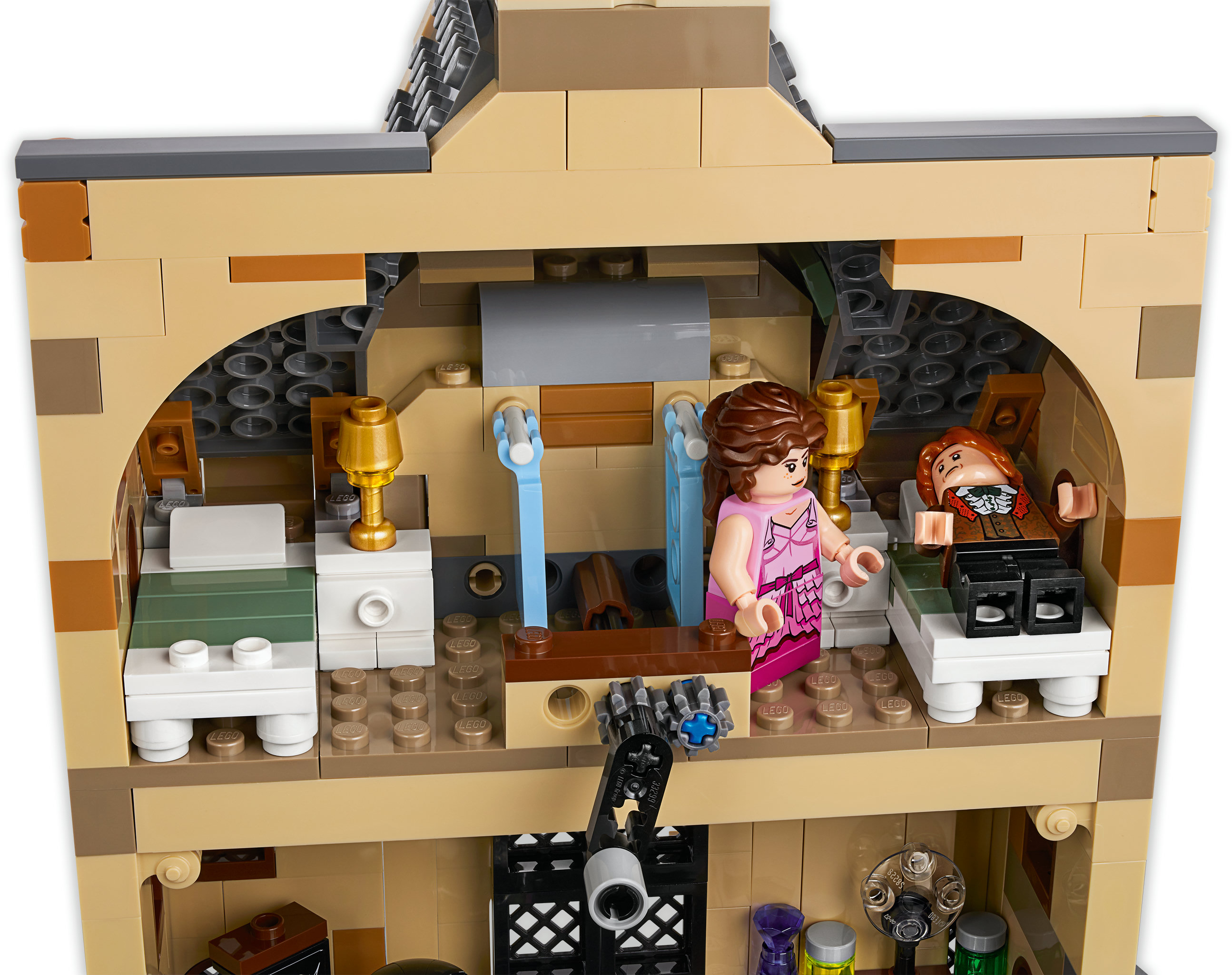 LEGO-Set mit zwei Betten und zwei Figuren in einem Gebäude. Ein Ventilator ist ebenfalls sichtbar.