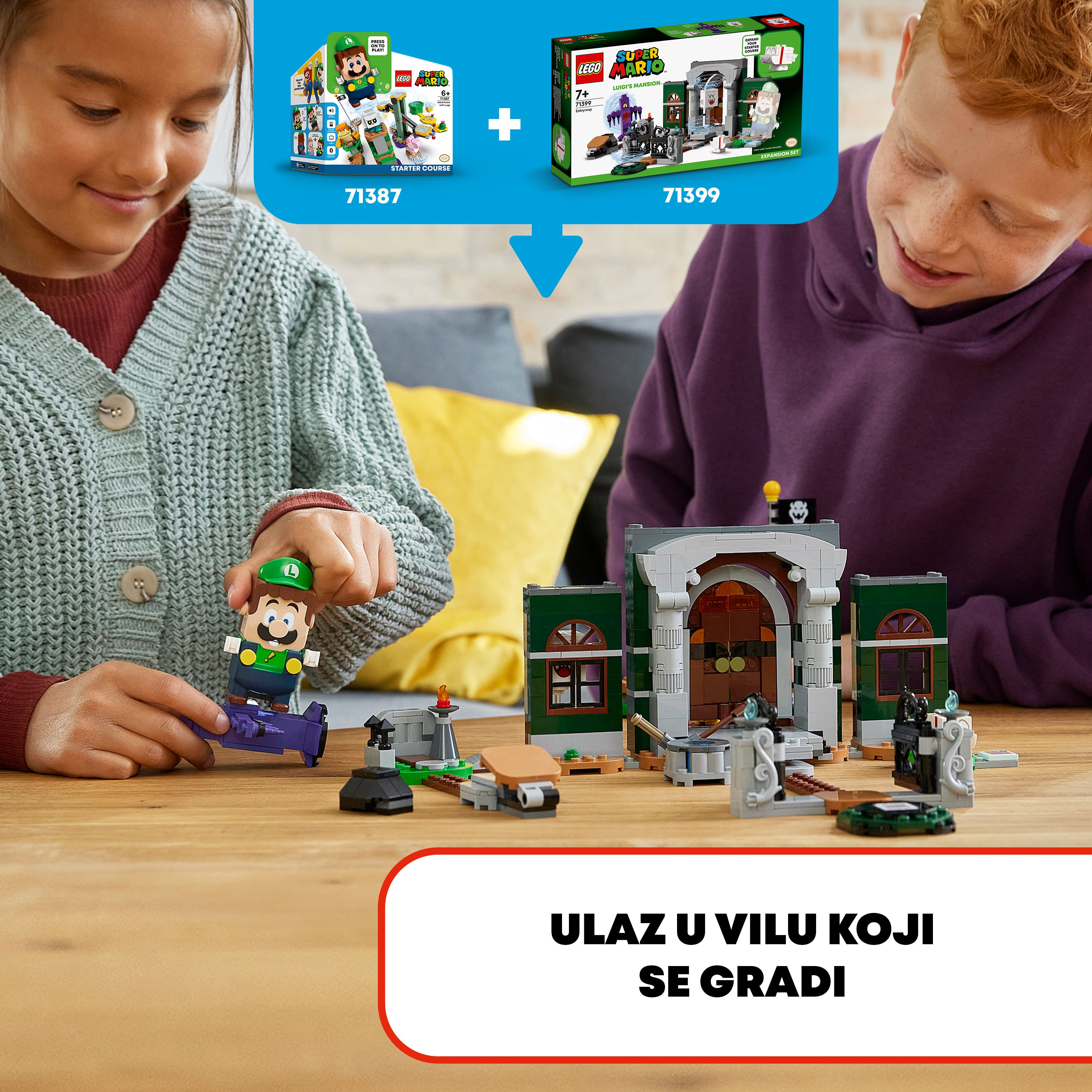 Zwei Kinder bauen ein LEGO-Set. Eines mit Luigi, das andere mit einem Geisterhaus-Set.
