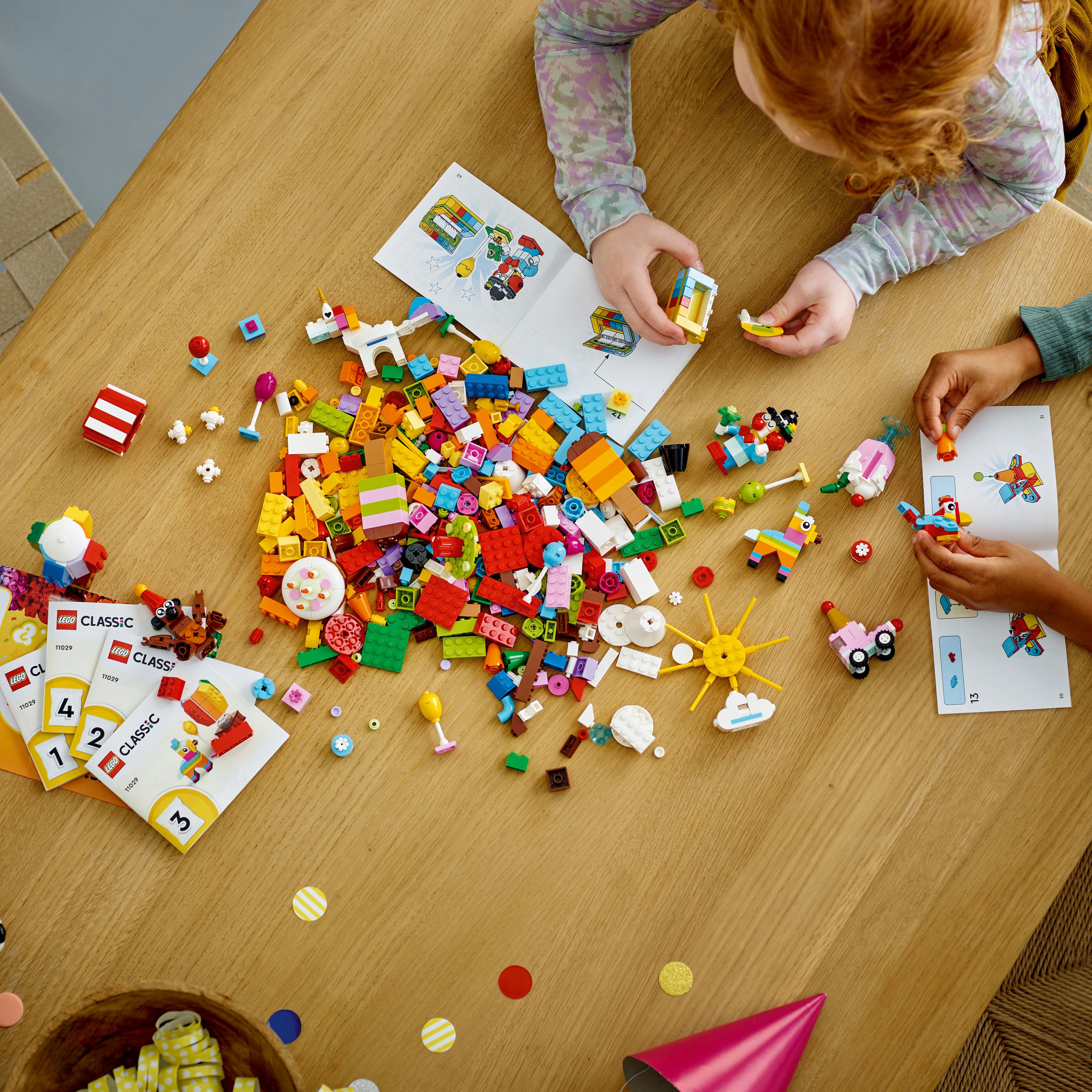 Kinderen bouwen en spelen met kleurrijke LEGO-stukken op een houten tafel.