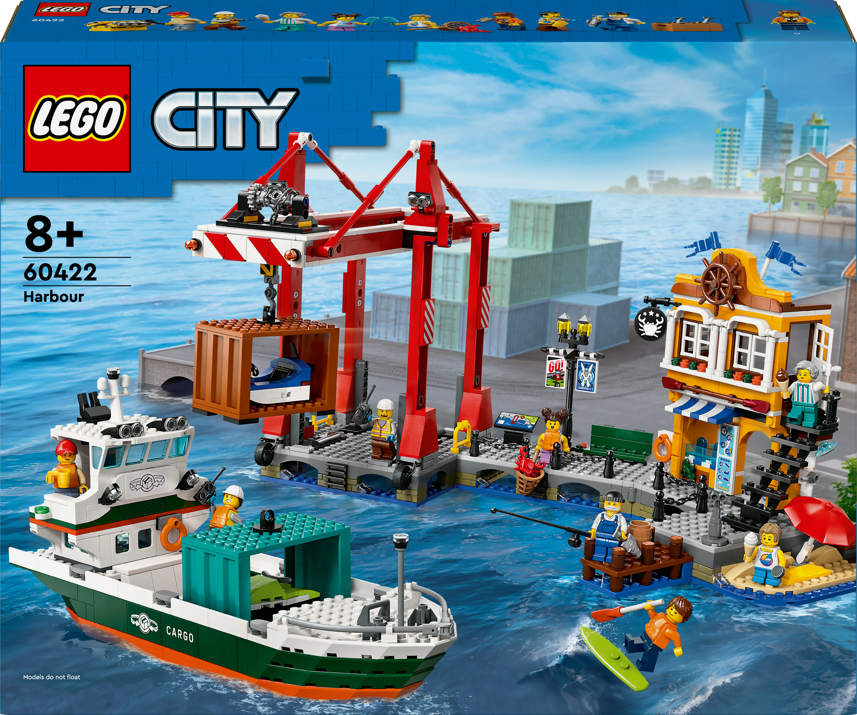 Zestaw Lego City Harbour ze statkiem, dźwigiem, budynkami i minifigurkami w porcie.