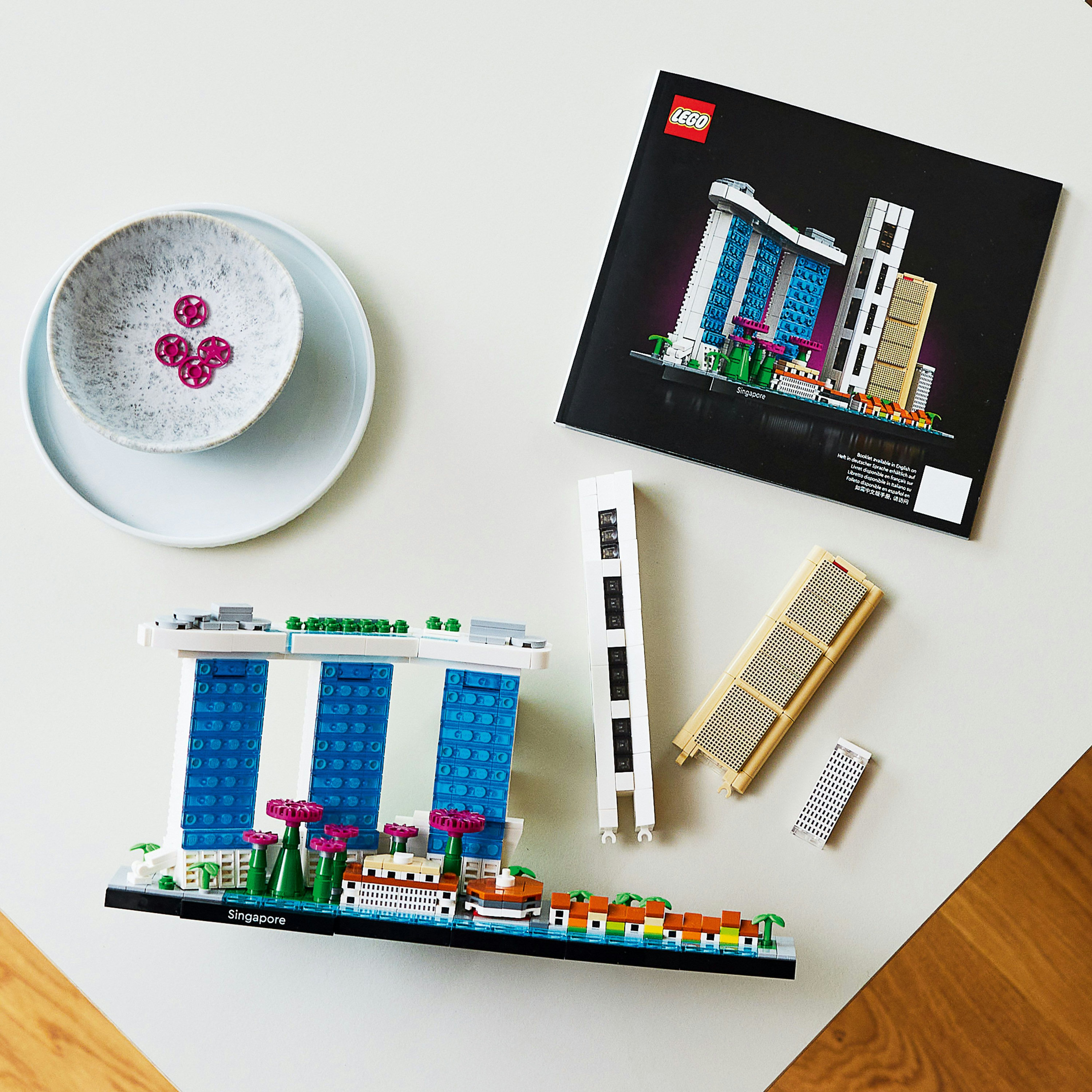 Lego Singapore set met het Marina Bay Sands model, andere stukken en een boekje.