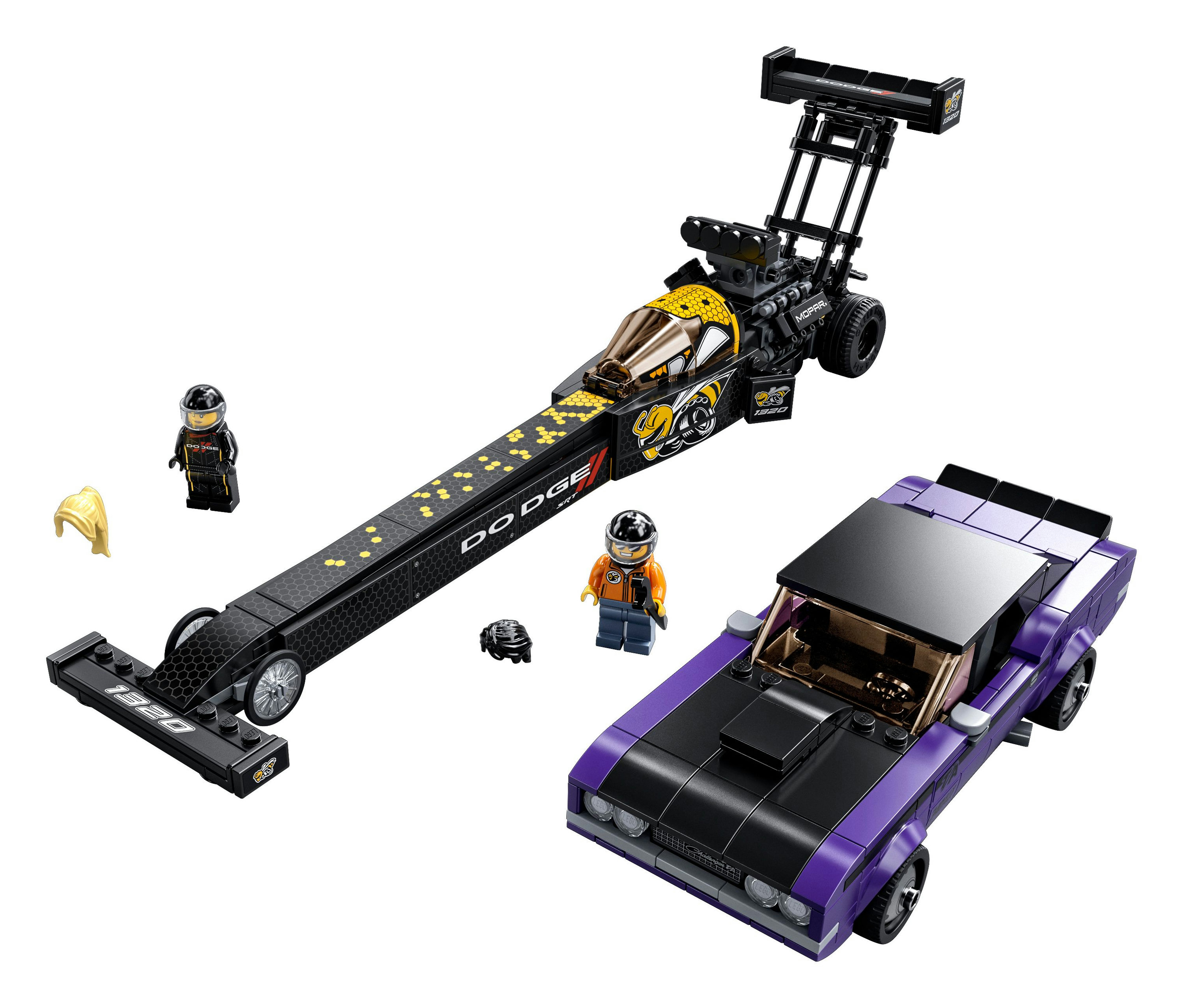 Due set Lego: un dragster e un'auto viola, con personaggi Lego e basi nere. Tutto su una superficie bianca.