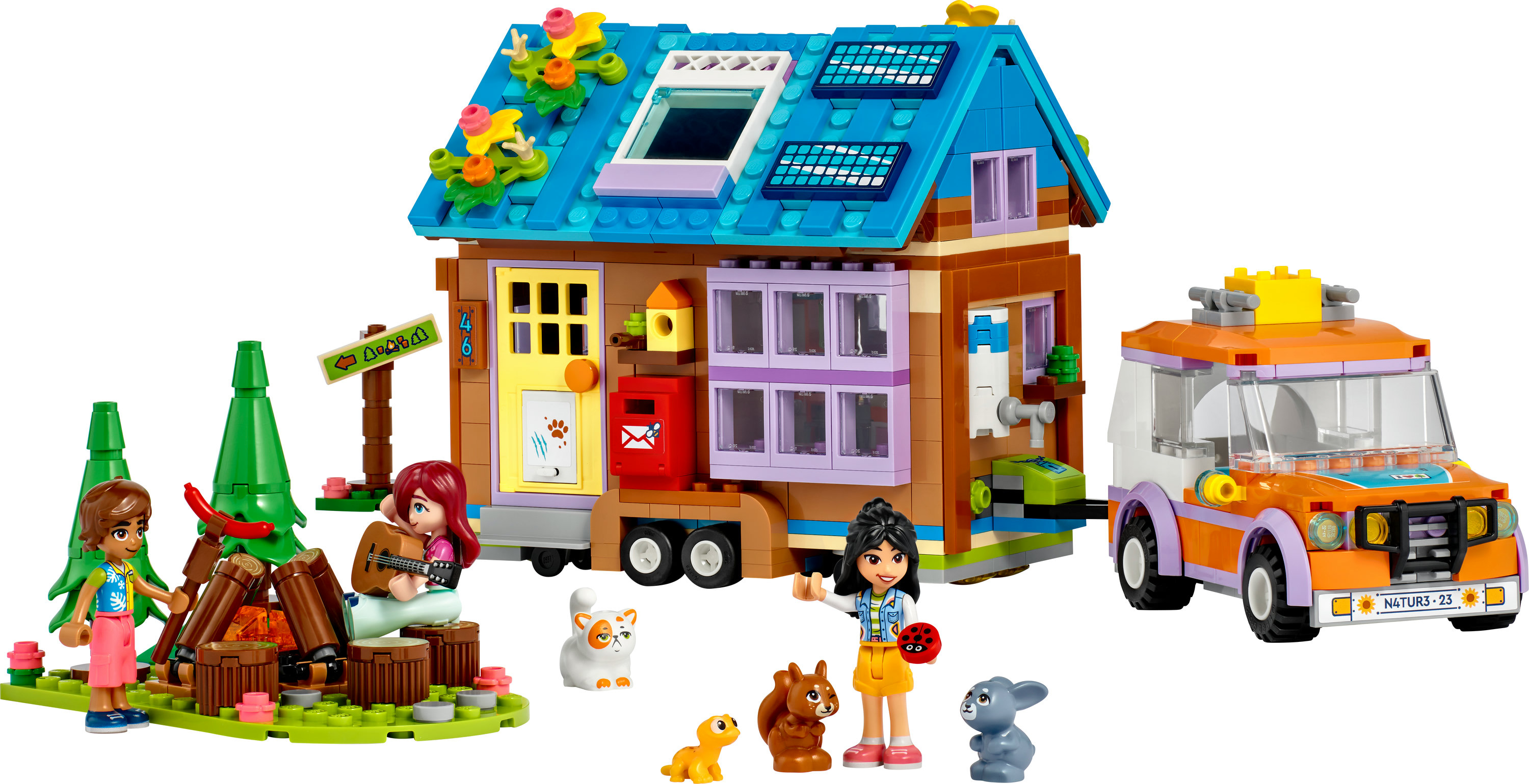 Set LEGO Friends con una casa, un coche y personajes cerca de una fogata con una guitarra.
