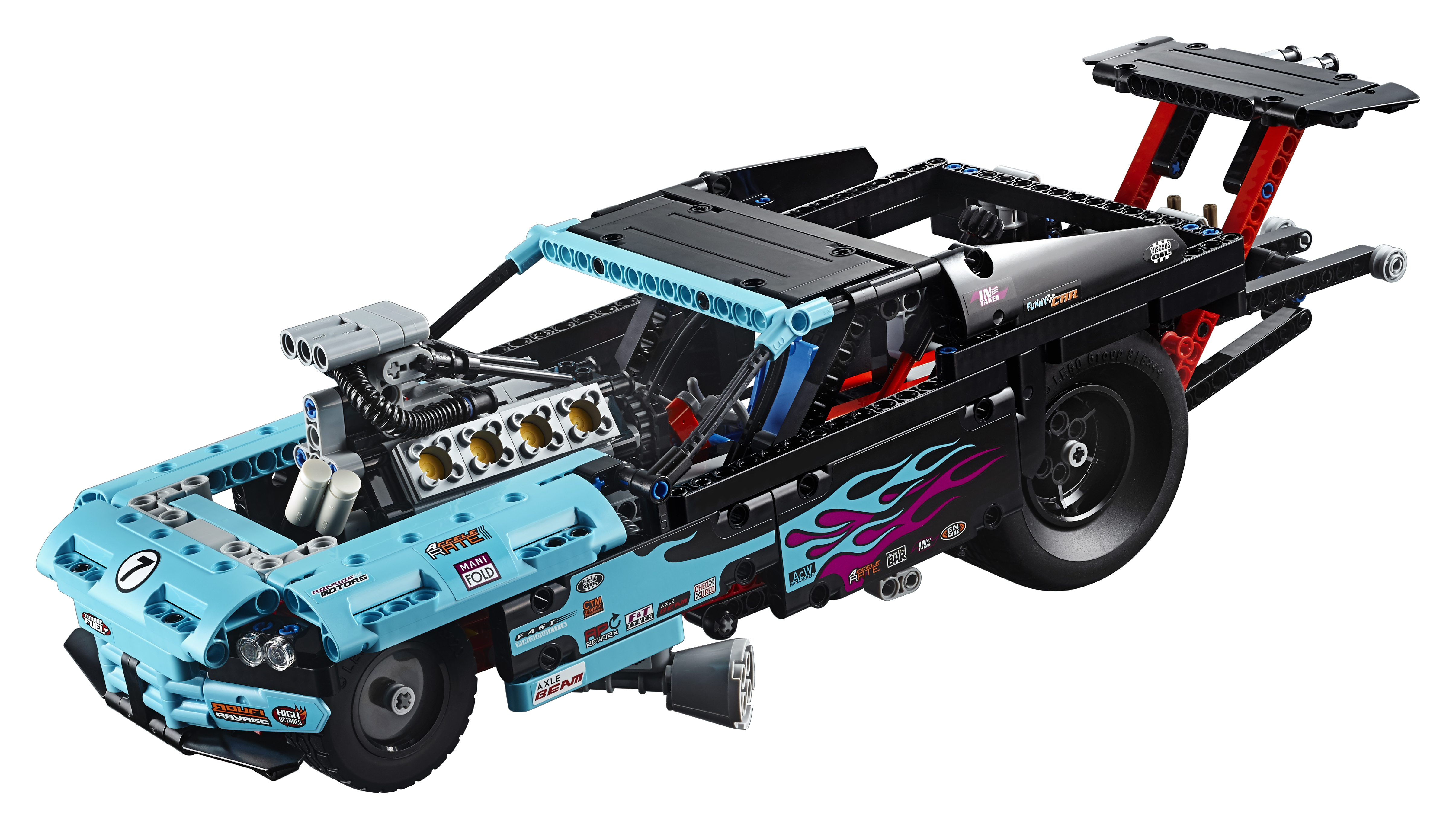 Niebieski samochód do drag racing Lego ze szczegółowym silnikiem i naklejkami sponsorów na białym tle.