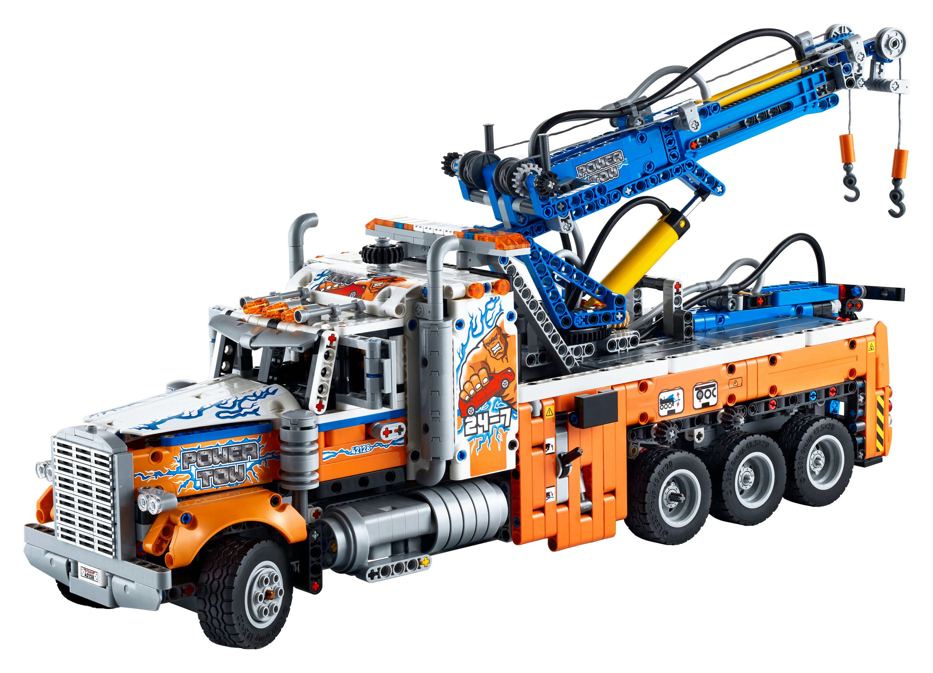 Model lawety Lego Technic. Pomarańczowa i biała ciężarówka z niebieskim dźwigiem i wieloma kołami.