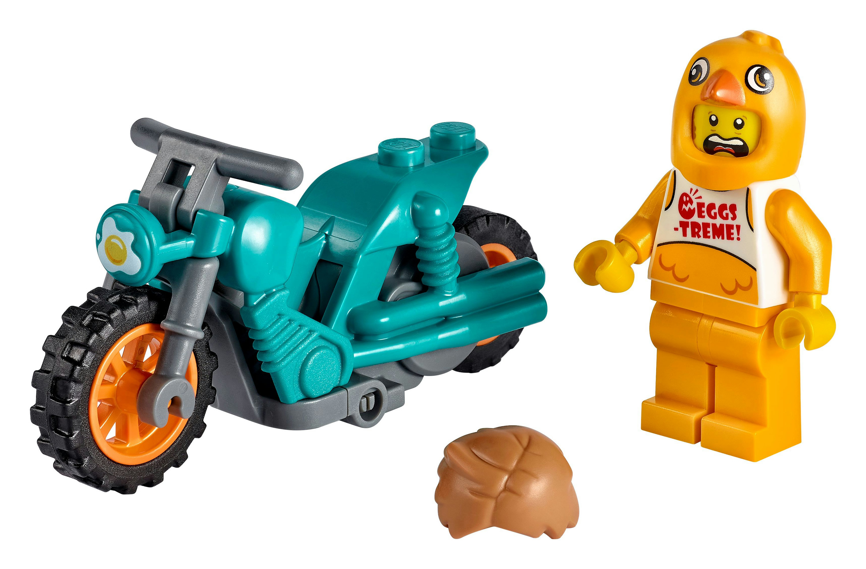 Ein LEGO Motorrad mit Figur in einem Hühnerhelm. Die Figur steht neben dem Motorrad.