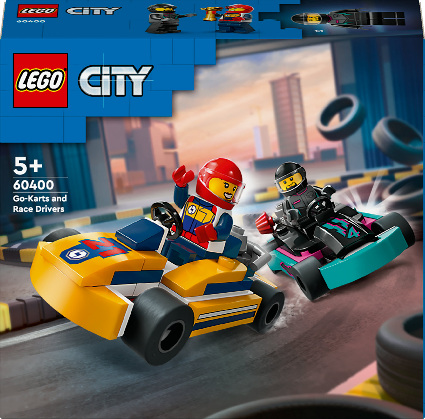 Zestaw Lego City z dwoma gokartami i kierowcami. Jeden żółto-niebieski, drugi czarny. Scena wyścigu z rozmytym tłem.