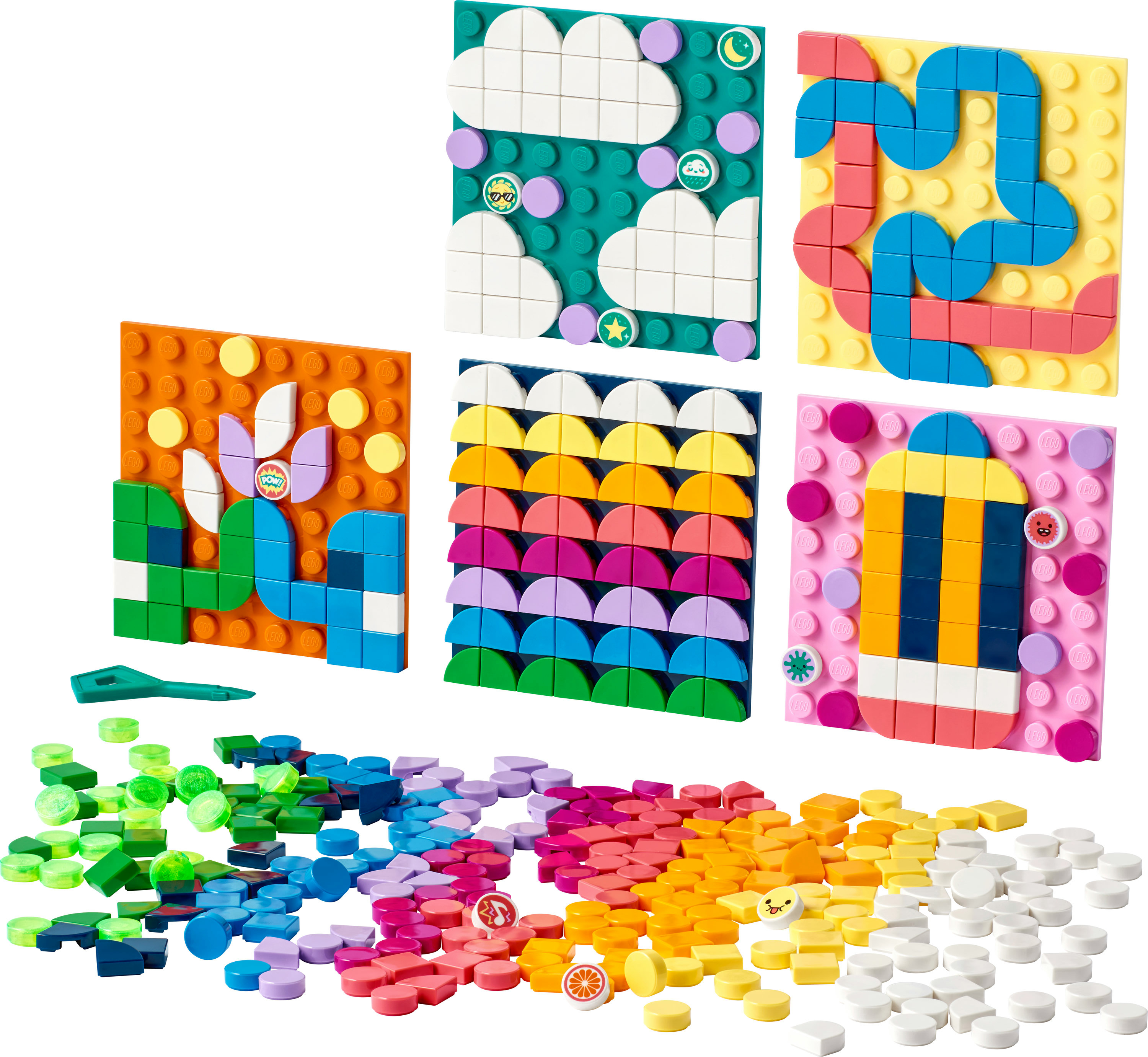 Verschiedene bunte Lego-Kunstwerke und lose Steine auf einer weißen Oberfläche.