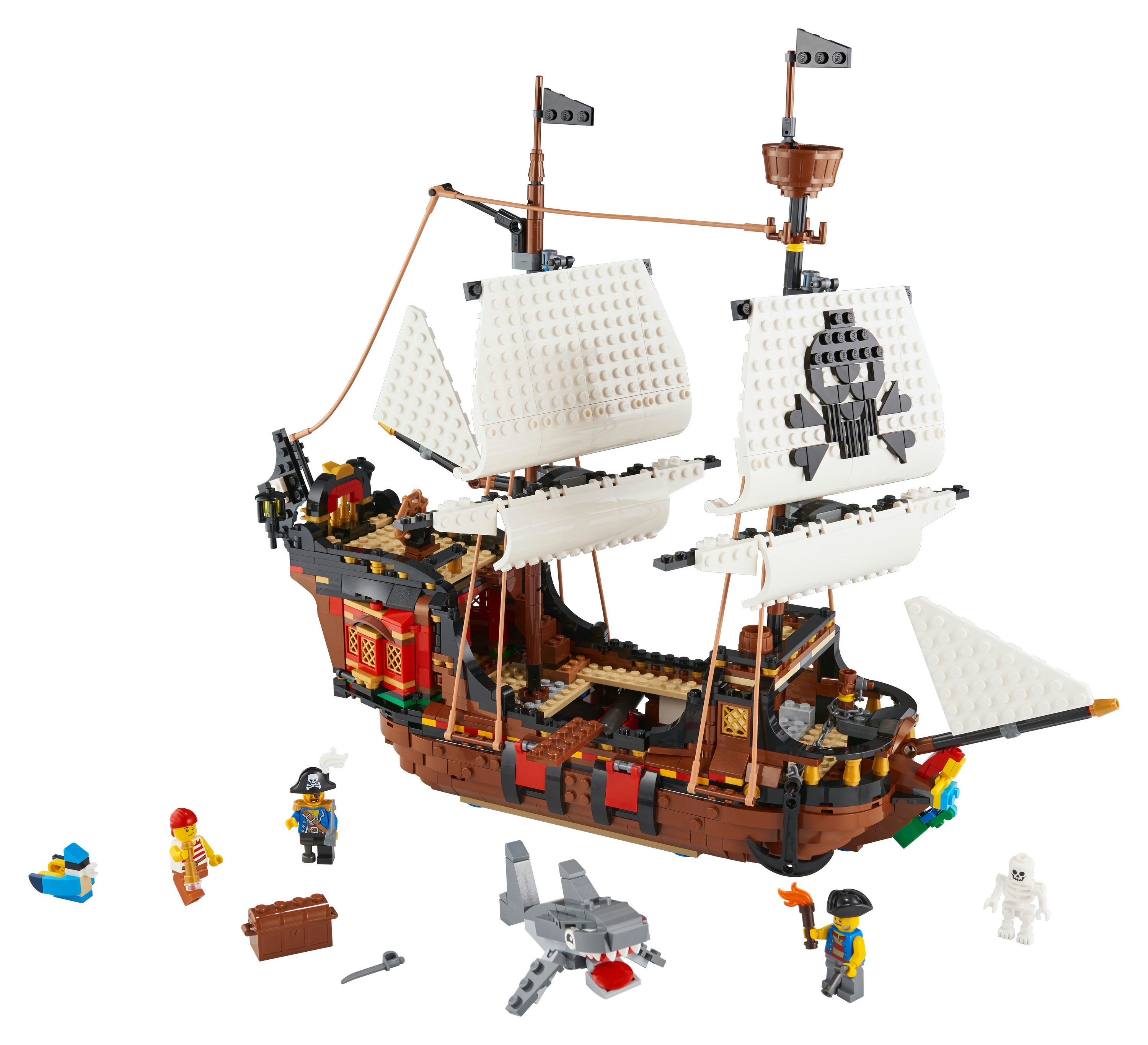 Statek piracki Lego z białymi żaglami, czaszką. Są figurki Lego i rekin.