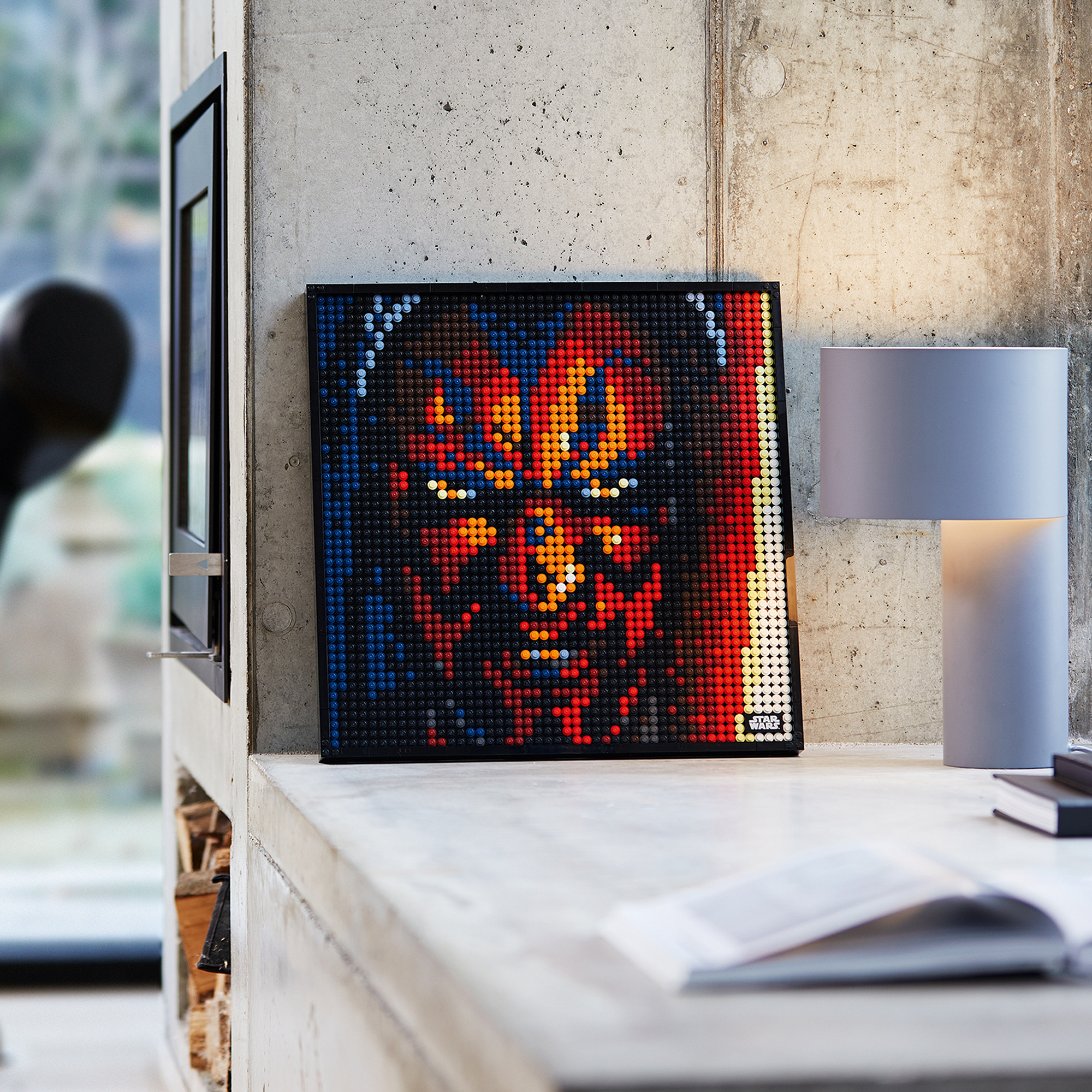 LEGO Art Mosaik eines Star Wars Charakters mit roten, blauen, orangefarbenen und gelben Steinen.